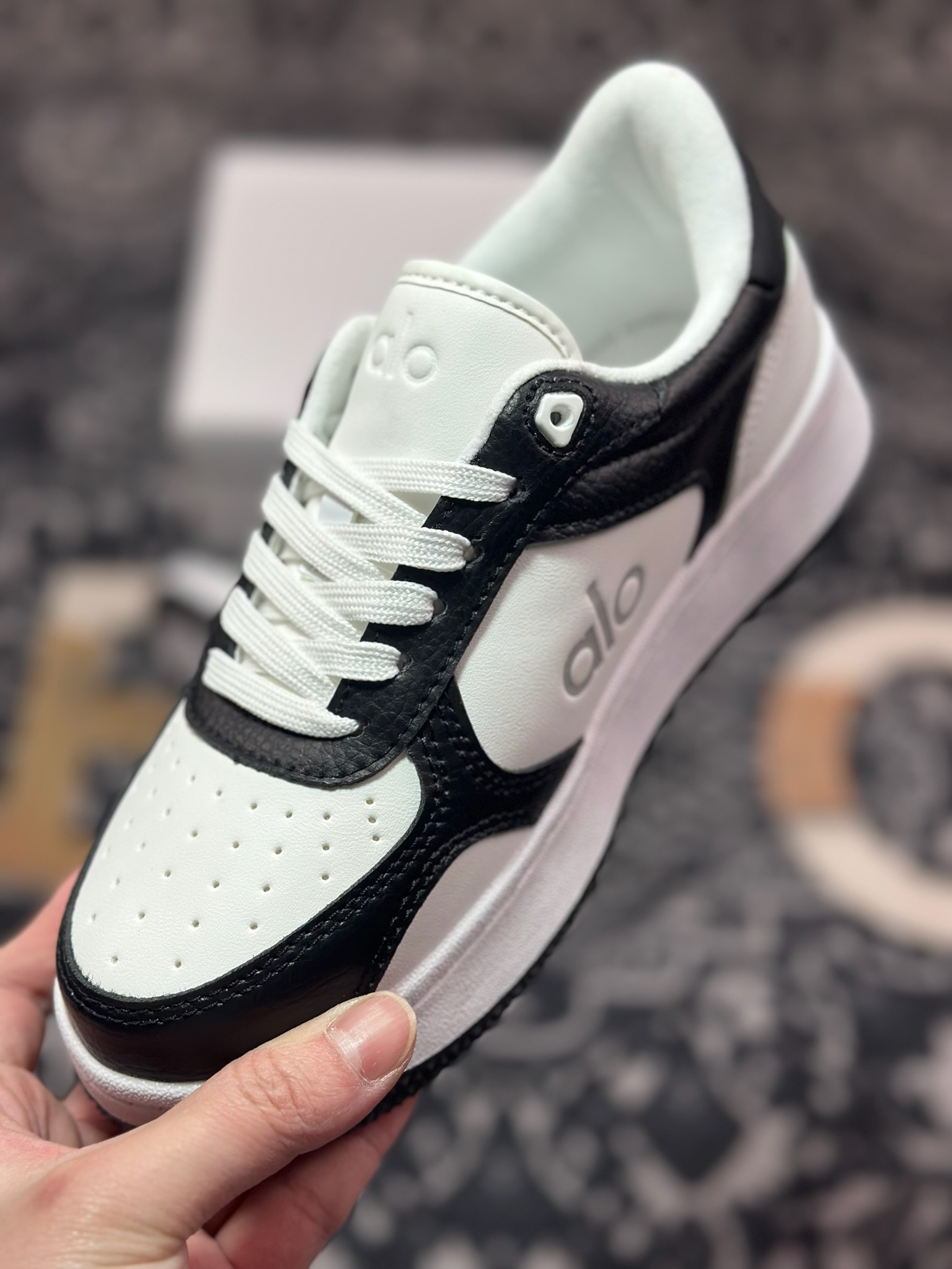 B2240   Alo Yoga Recovery Mode Sneaker  Low 恢复模式系列低帮滑板板鞋“皮革深灰白” A0685U_057940