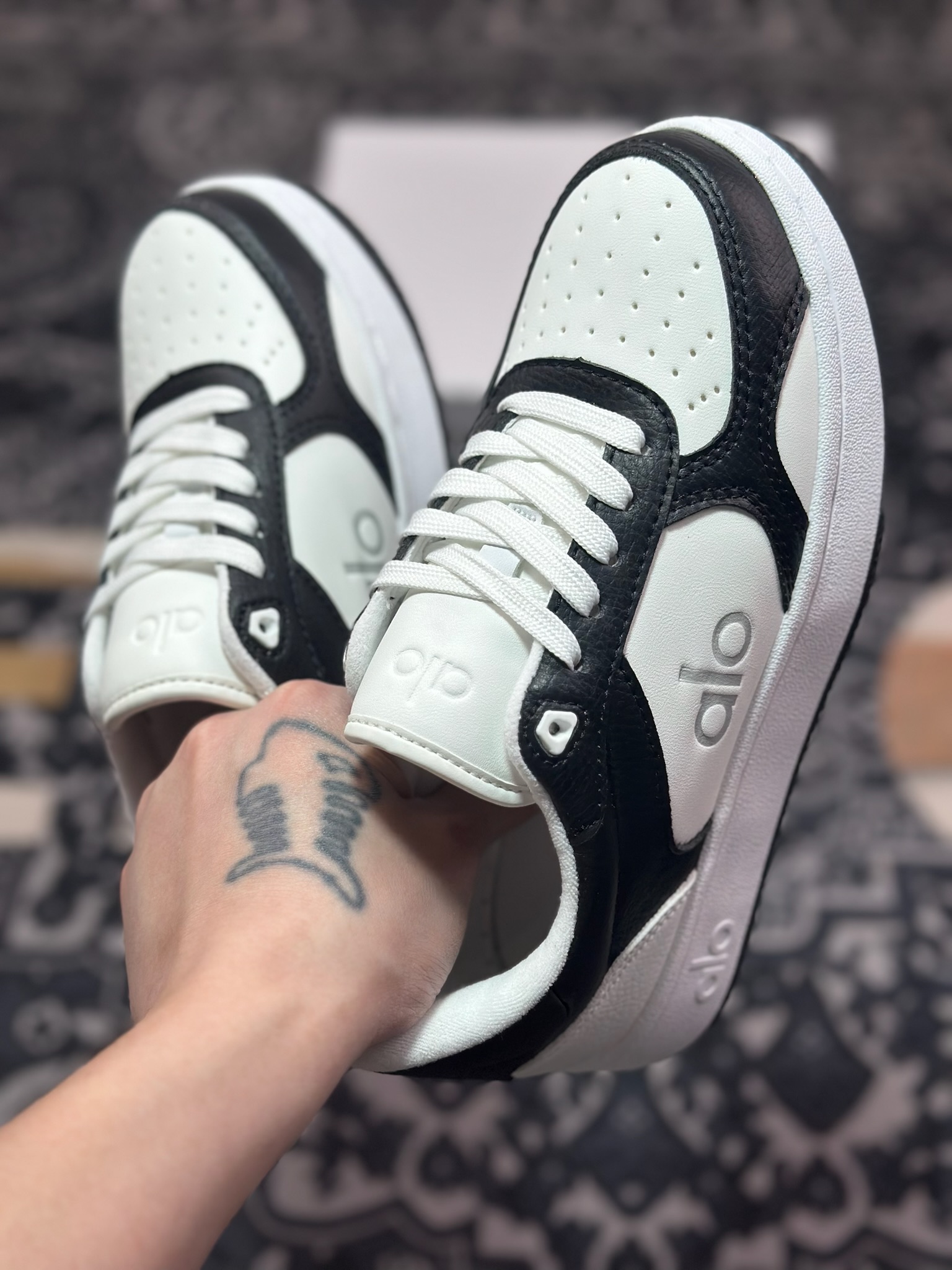 B2240   Alo Yoga Recovery Mode Sneaker  Low 恢复模式系列低帮滑板板鞋“皮革深灰白” A0685U_057940