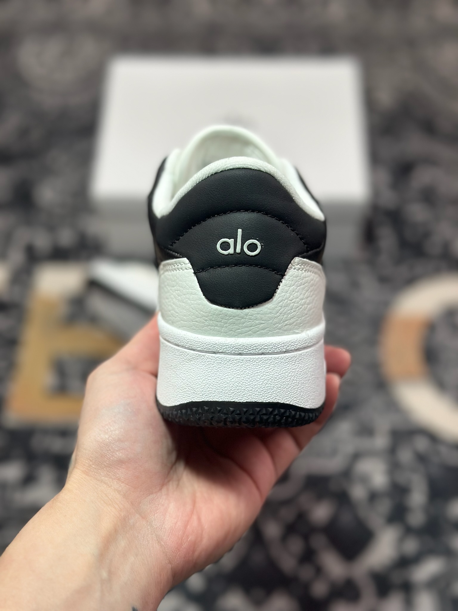 B2240   Alo Yoga Recovery Mode Sneaker  Low 恢复模式系列低帮滑板板鞋“皮革深灰白” A0685U_057940