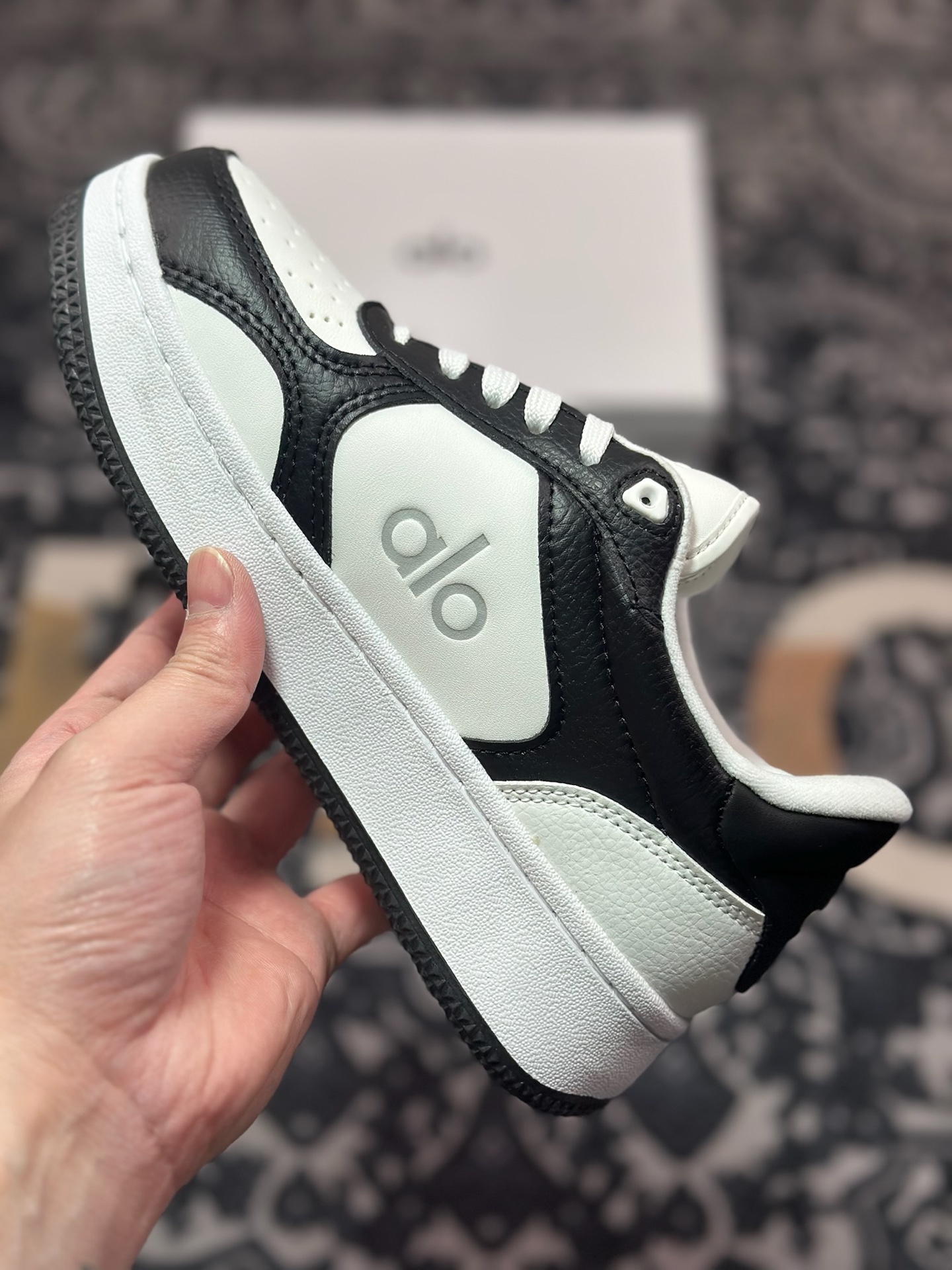 B2240   Alo Yoga Recovery Mode Sneaker  Low 恢复模式系列低帮滑板板鞋“皮革深灰白” A0685U_057940