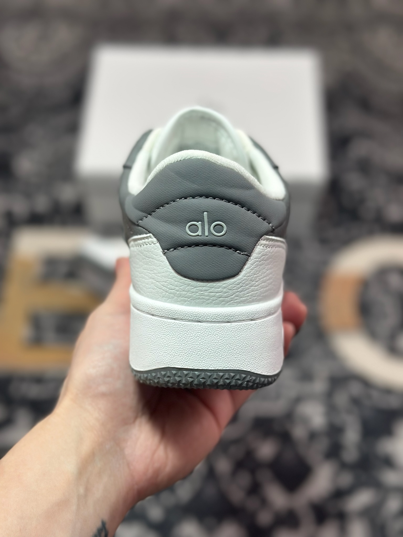 B2240  Alo Yoga Recovery Mode Sneaker  Low 恢复模式系列低帮复古板鞋“皮革深灰白 ”A0685U_057940