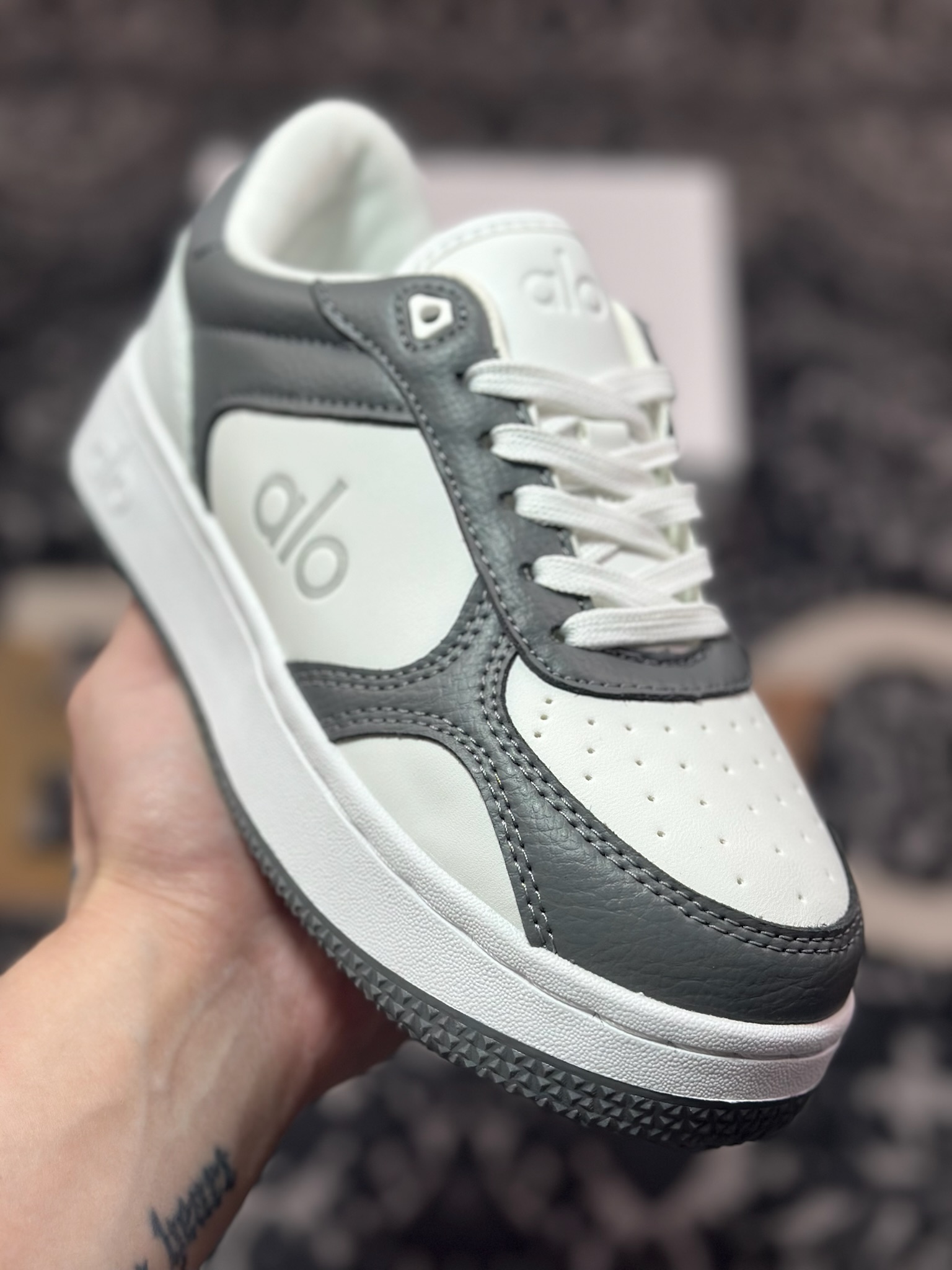 B2240  Alo Yoga Recovery Mode Sneaker  Low 恢复模式系列低帮复古板鞋“皮革深灰白 ”A0685U_057940