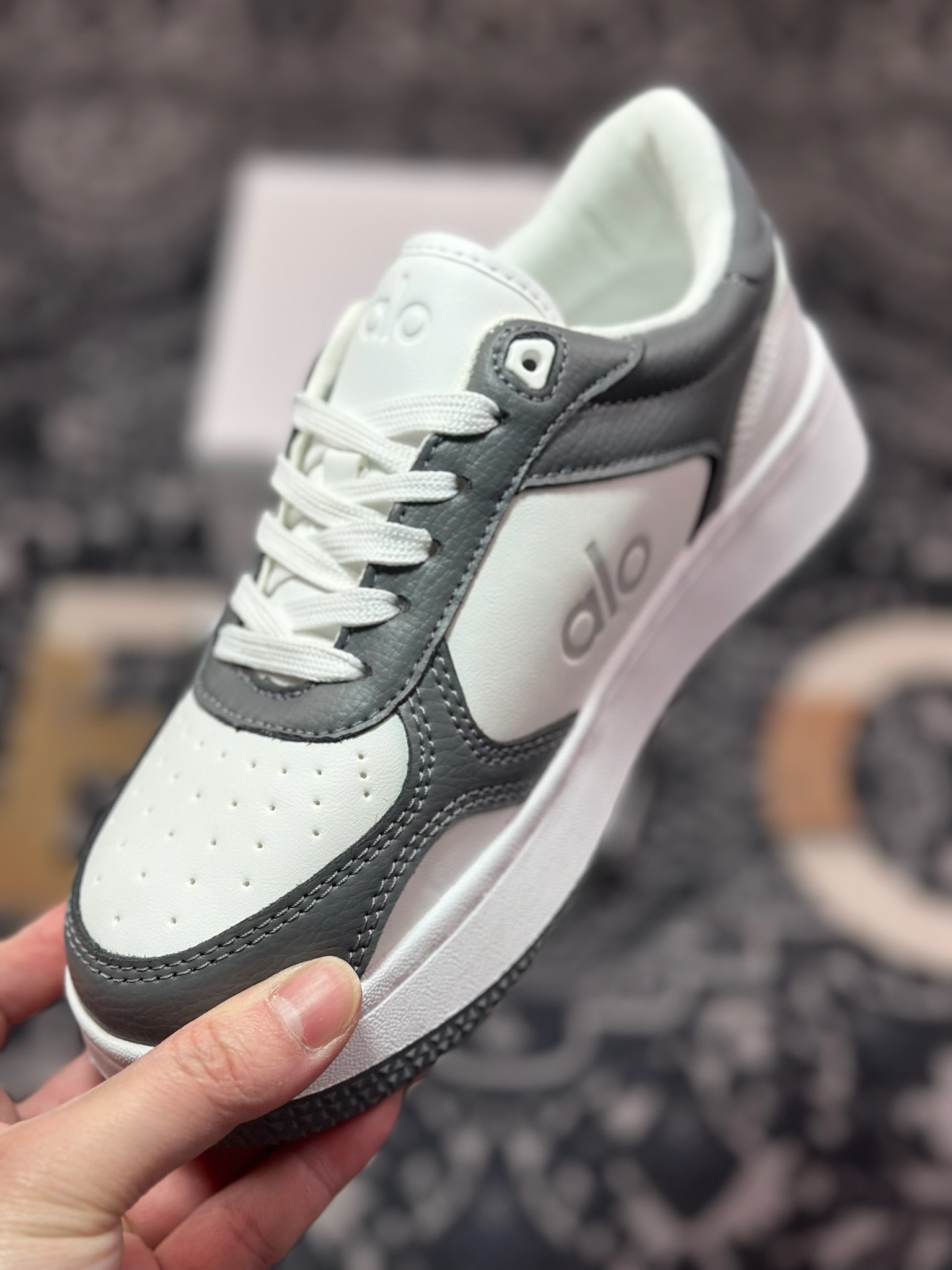 B2240  Alo Yoga Recovery Mode Sneaker  Low 恢复模式系列低帮复古板鞋“皮革深灰白 ”A0685U_057940