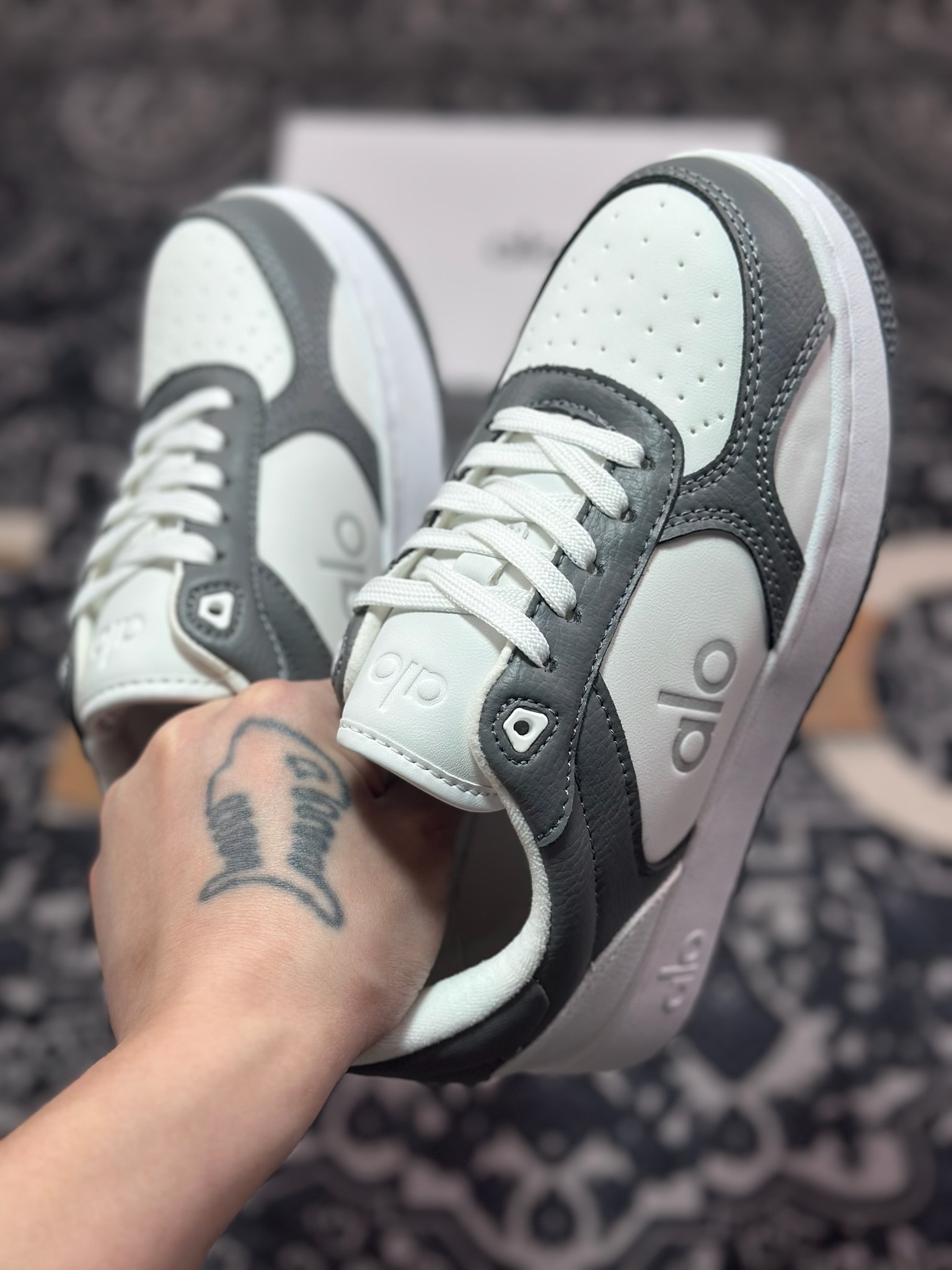B2240  Alo Yoga Recovery Mode Sneaker  Low 恢复模式系列低帮复古板鞋“皮革深灰白 ”A0685U_057940