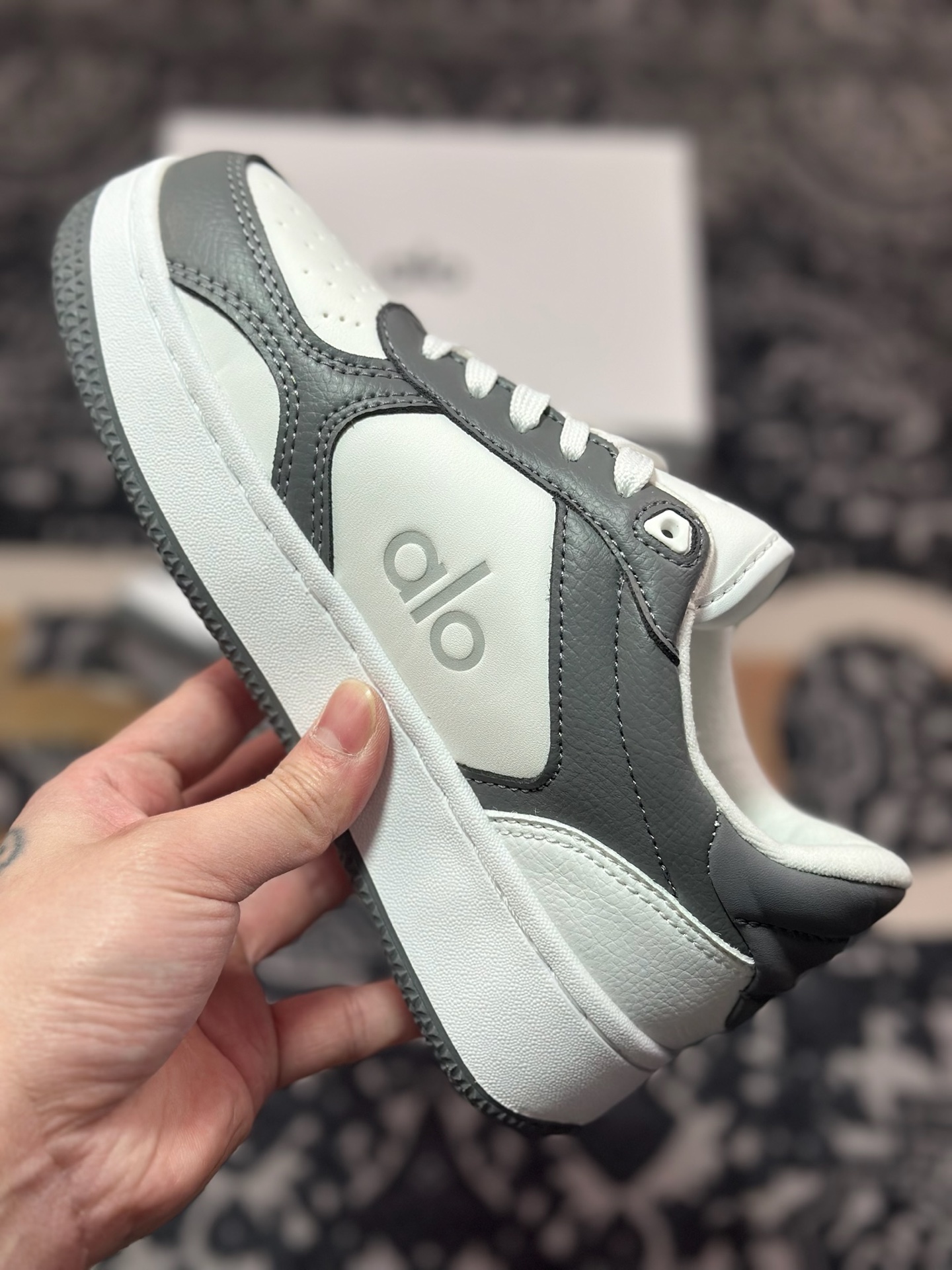 B2240  Alo Yoga Recovery Mode Sneaker  Low 恢复模式系列低帮复古板鞋“皮革深灰白 ”A0685U_057940