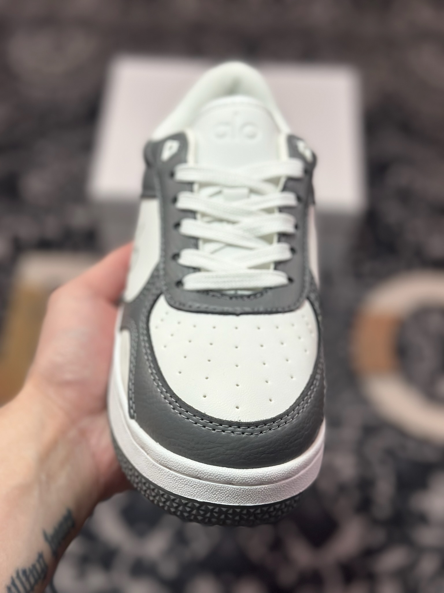 B2240  Alo Yoga Recovery Mode Sneaker  Low 恢复模式系列低帮复古板鞋“皮革深灰白 ”A0685U_057940