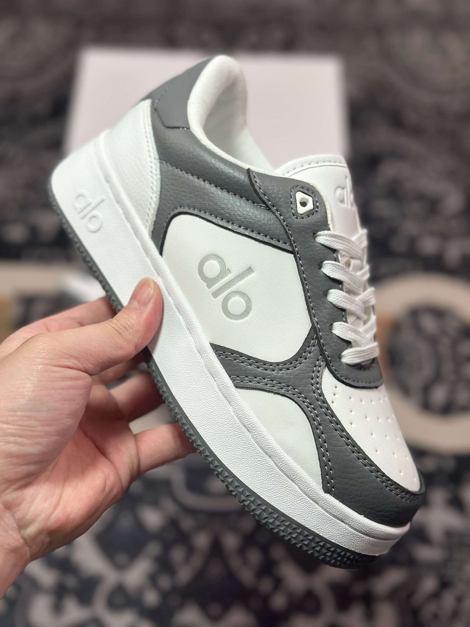 B2240  Alo Yoga Recovery Mode Sneaker  Low 恢复模式系列低帮复古板鞋“皮革深灰白 ”A0685U_057940