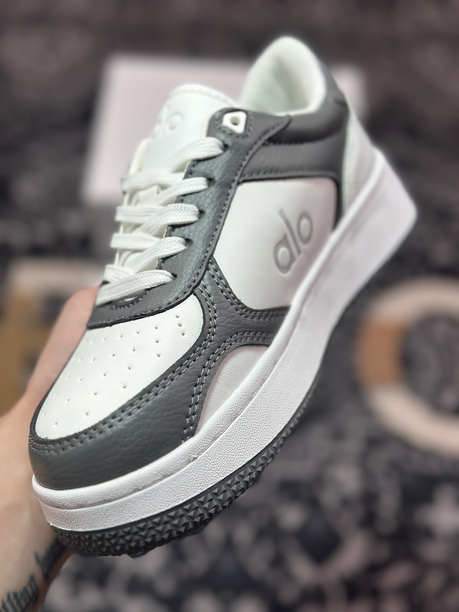 B2240  Alo Yoga Recovery Mode Sneaker  Low 恢复模式系列低帮复古板鞋“皮革深灰白 ”A0685U_057940