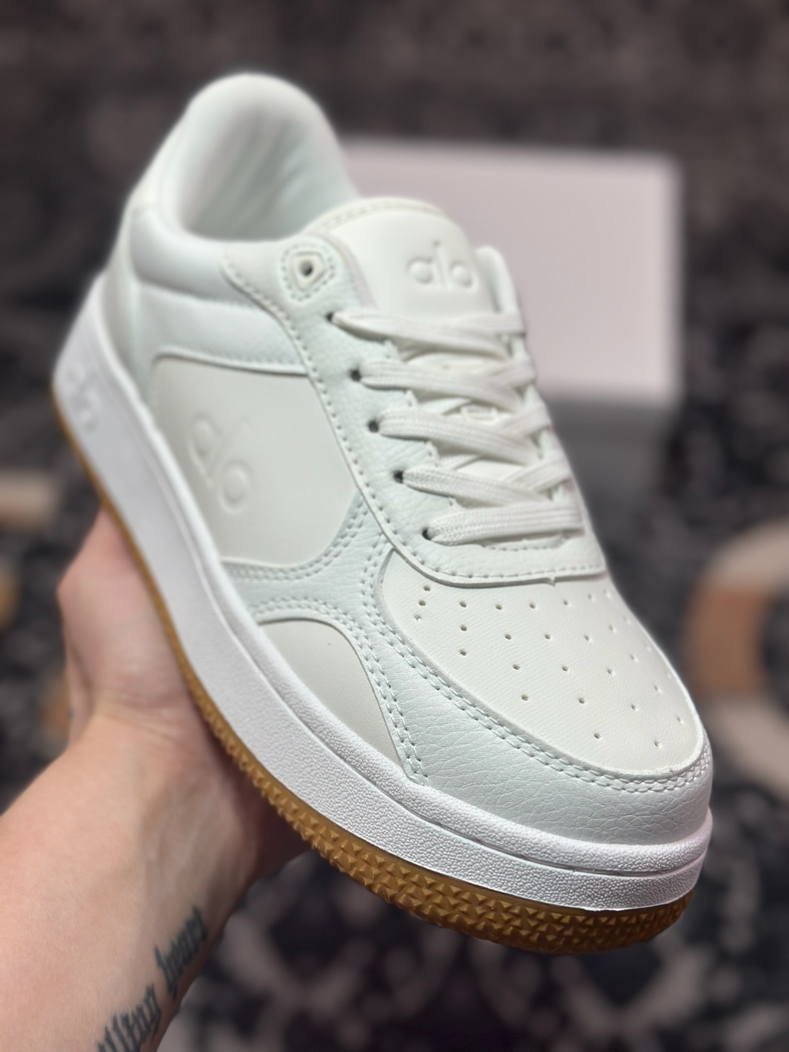 B2240  Alo Yoga Recovery Mode Sneaker  Low 恢复模式系列低帮滑板板鞋“皮革白生胶底” A0685U_052730