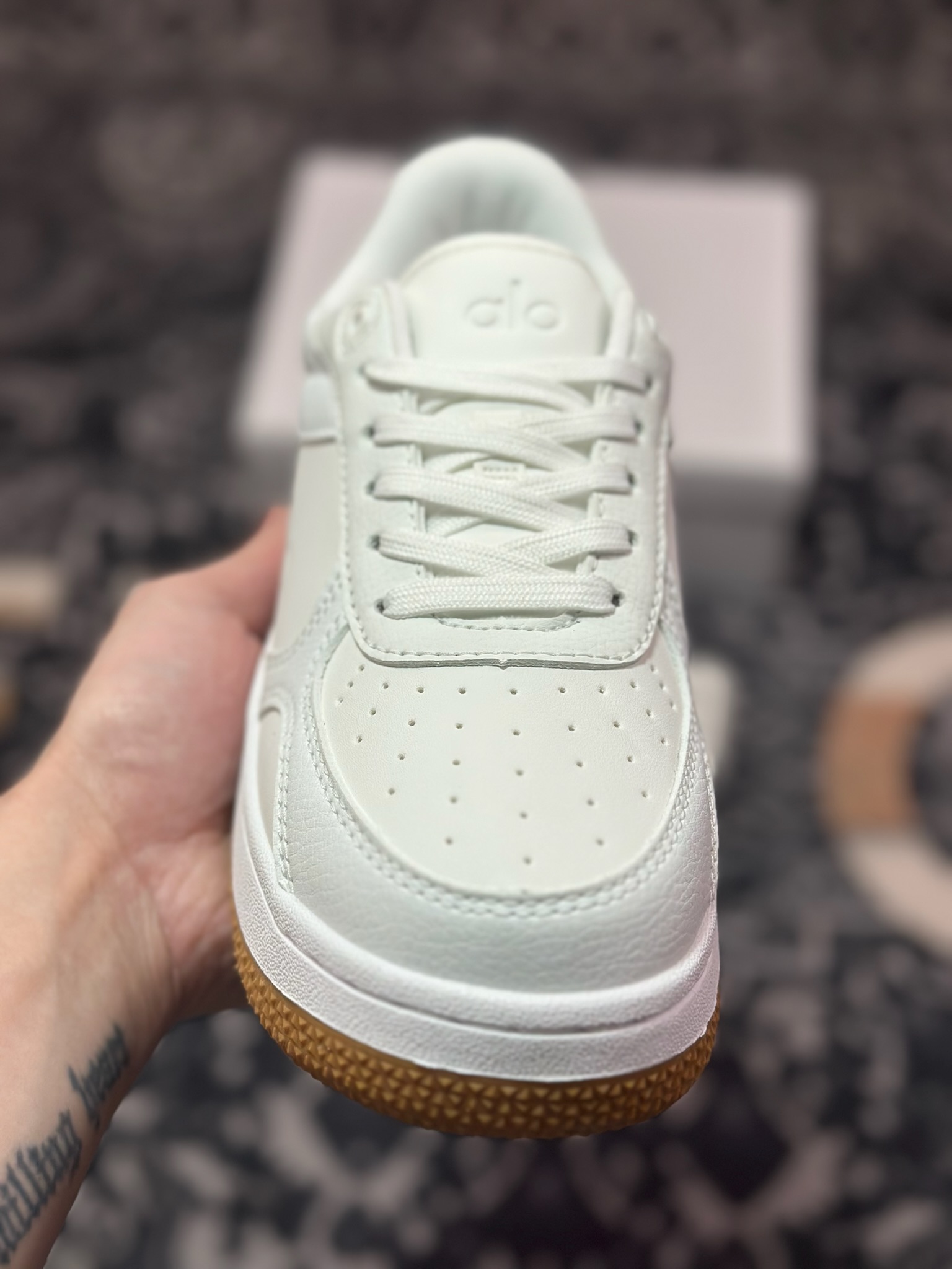 B2240  Alo Yoga Recovery Mode Sneaker  Low 恢复模式系列低帮滑板板鞋“皮革白生胶底” A0685U_052730