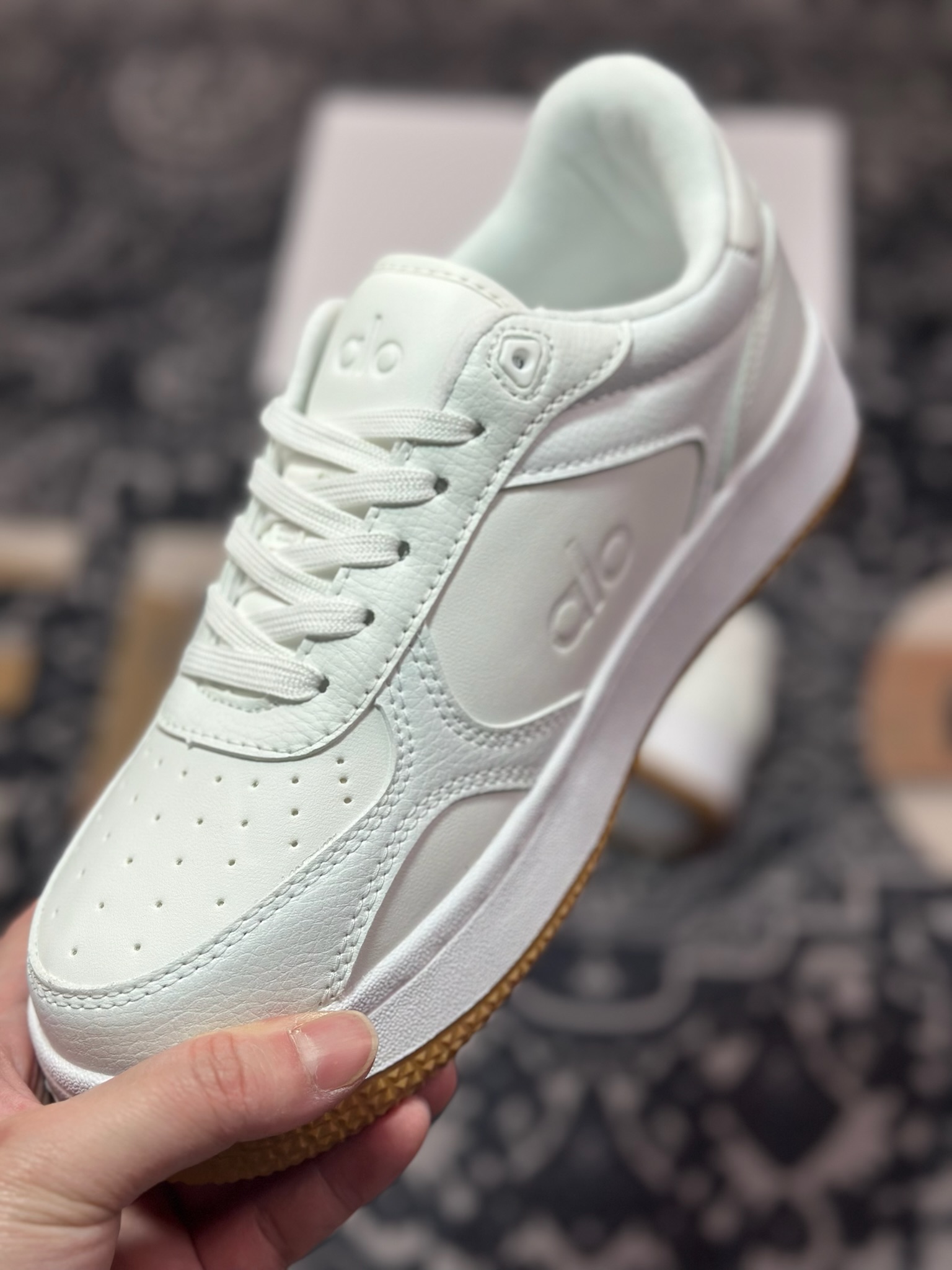 B2240  Alo Yoga Recovery Mode Sneaker  Low 恢复模式系列低帮滑板板鞋“皮革白生胶底” A0685U_052730
