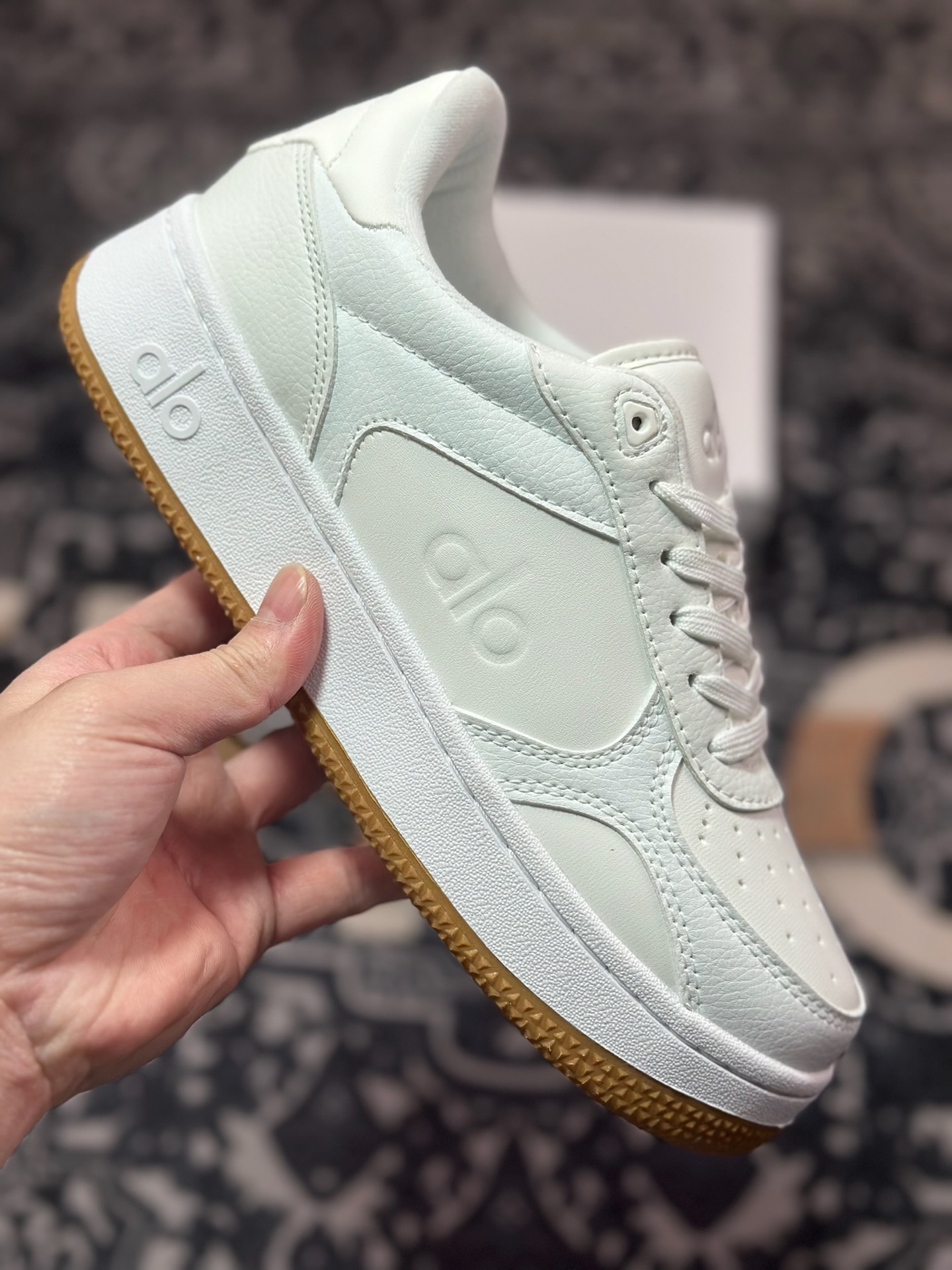 B2240  Alo Yoga Recovery Mode Sneaker  Low 恢复模式系列低帮滑板板鞋“皮革白生胶底” A0685U_052730