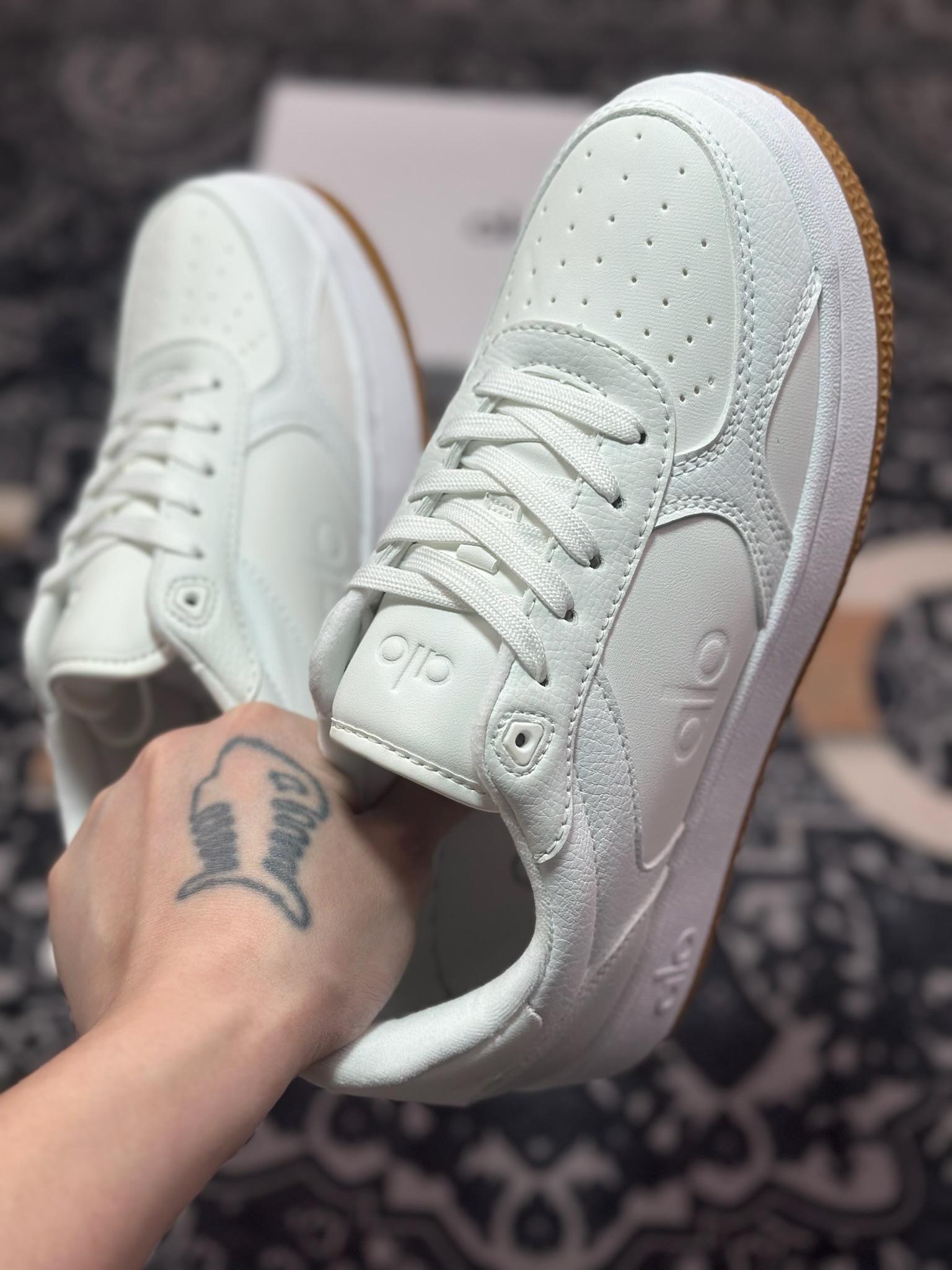 B2240  Alo Yoga Recovery Mode Sneaker  Low 恢复模式系列低帮滑板板鞋“皮革白生胶底” A0685U_052730