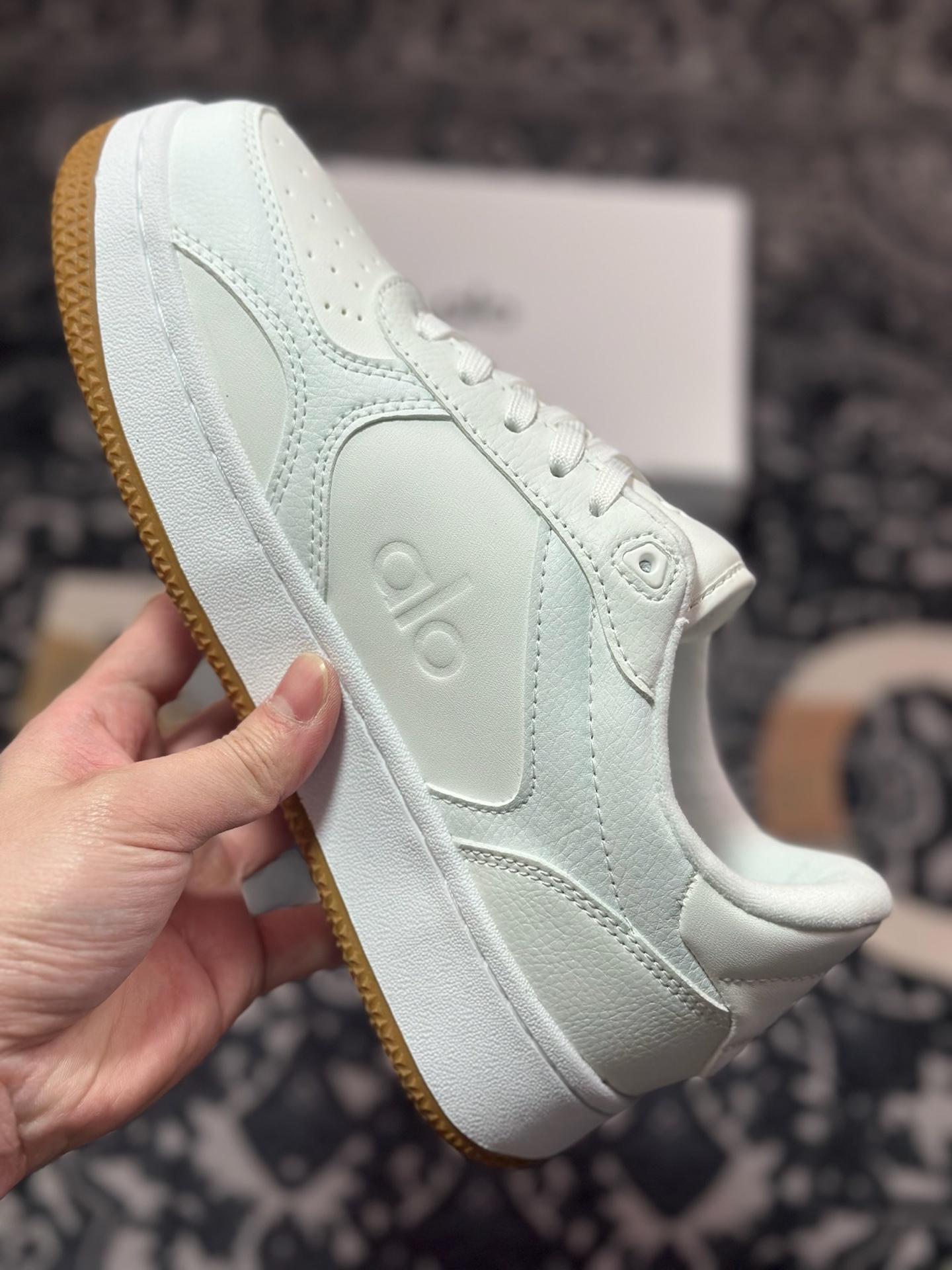B2240  Alo Yoga Recovery Mode Sneaker  Low 恢复模式系列低帮滑板板鞋“皮革白生胶底” A0685U_052730