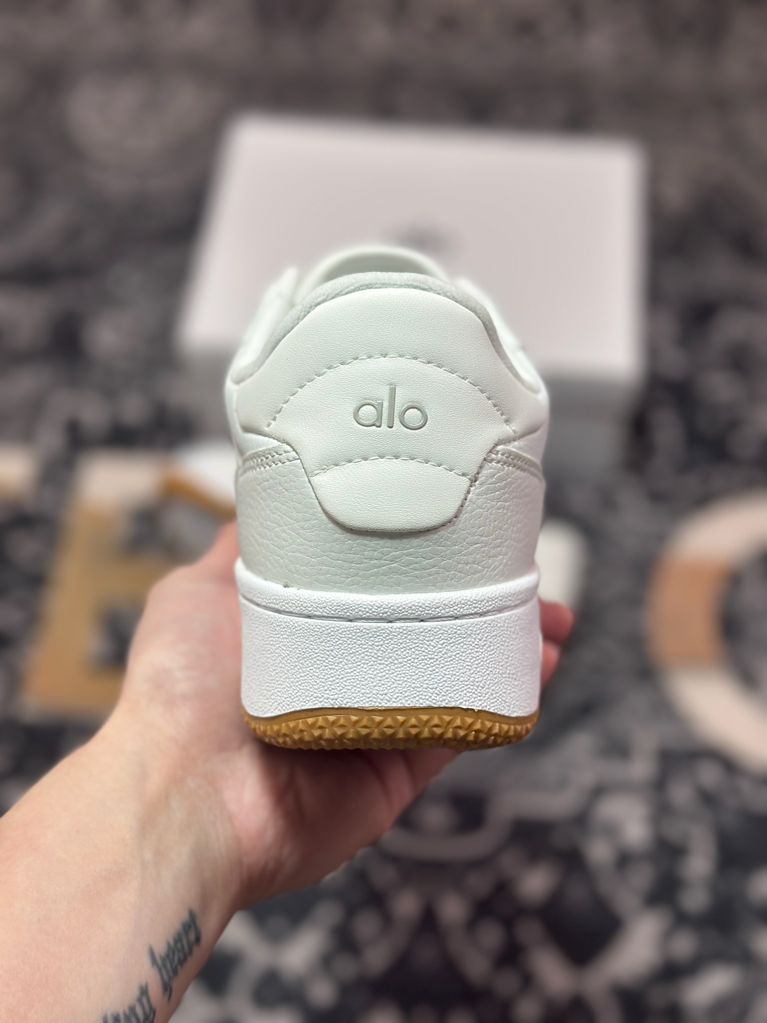 B2240  Alo Yoga Recovery Mode Sneaker  Low 恢复模式系列低帮滑板板鞋“皮革白生胶底” A0685U_052730