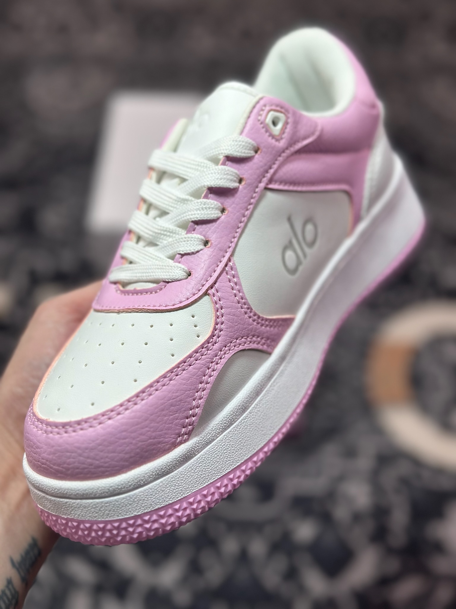 B2240  Alo Yoga Recovery Mode Sneaker  Low 恢复模式系列低帮滑板板鞋“皮革粉白” A0685U_057920