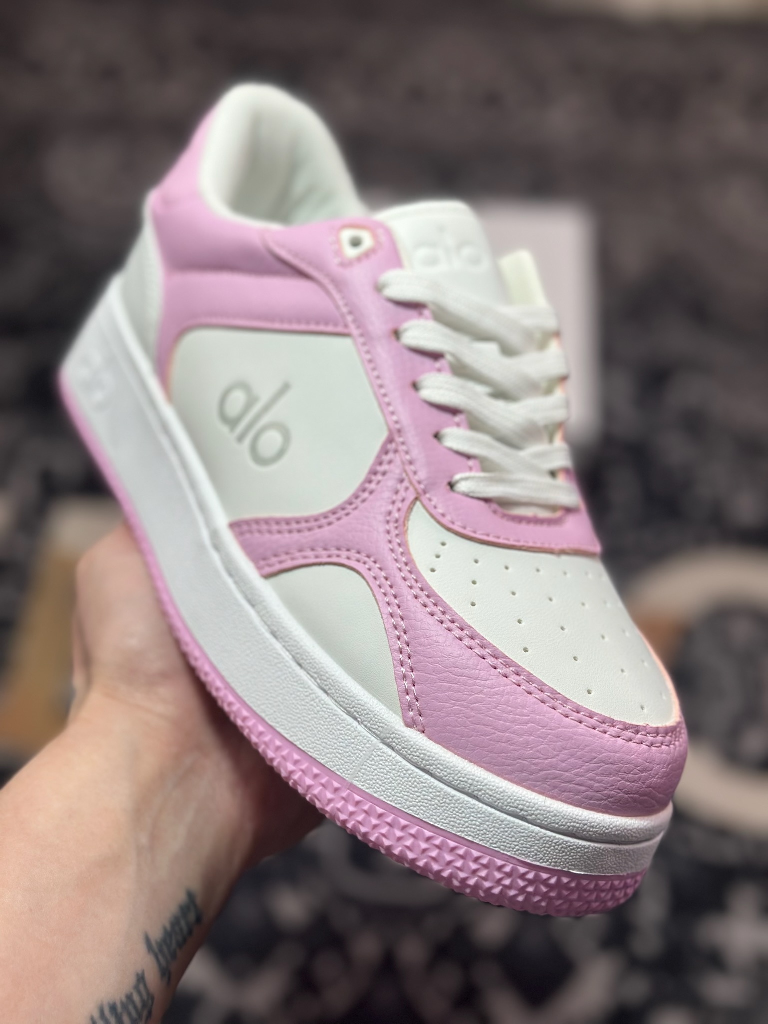 B2240  Alo Yoga Recovery Mode Sneaker  Low 恢复模式系列低帮滑板板鞋“皮革粉白” A0685U_057920