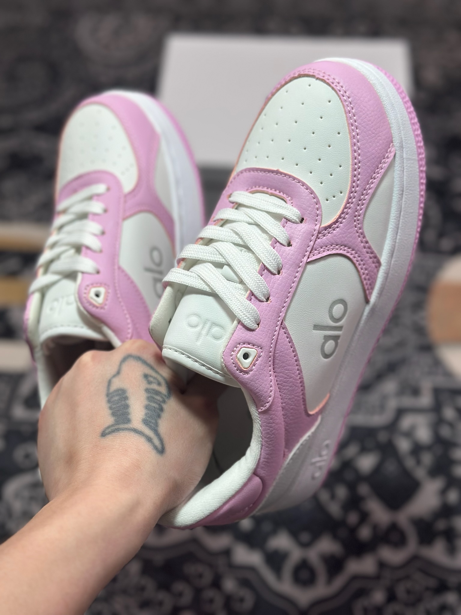 B2240  Alo Yoga Recovery Mode Sneaker  Low 恢复模式系列低帮滑板板鞋“皮革粉白” A0685U_057920