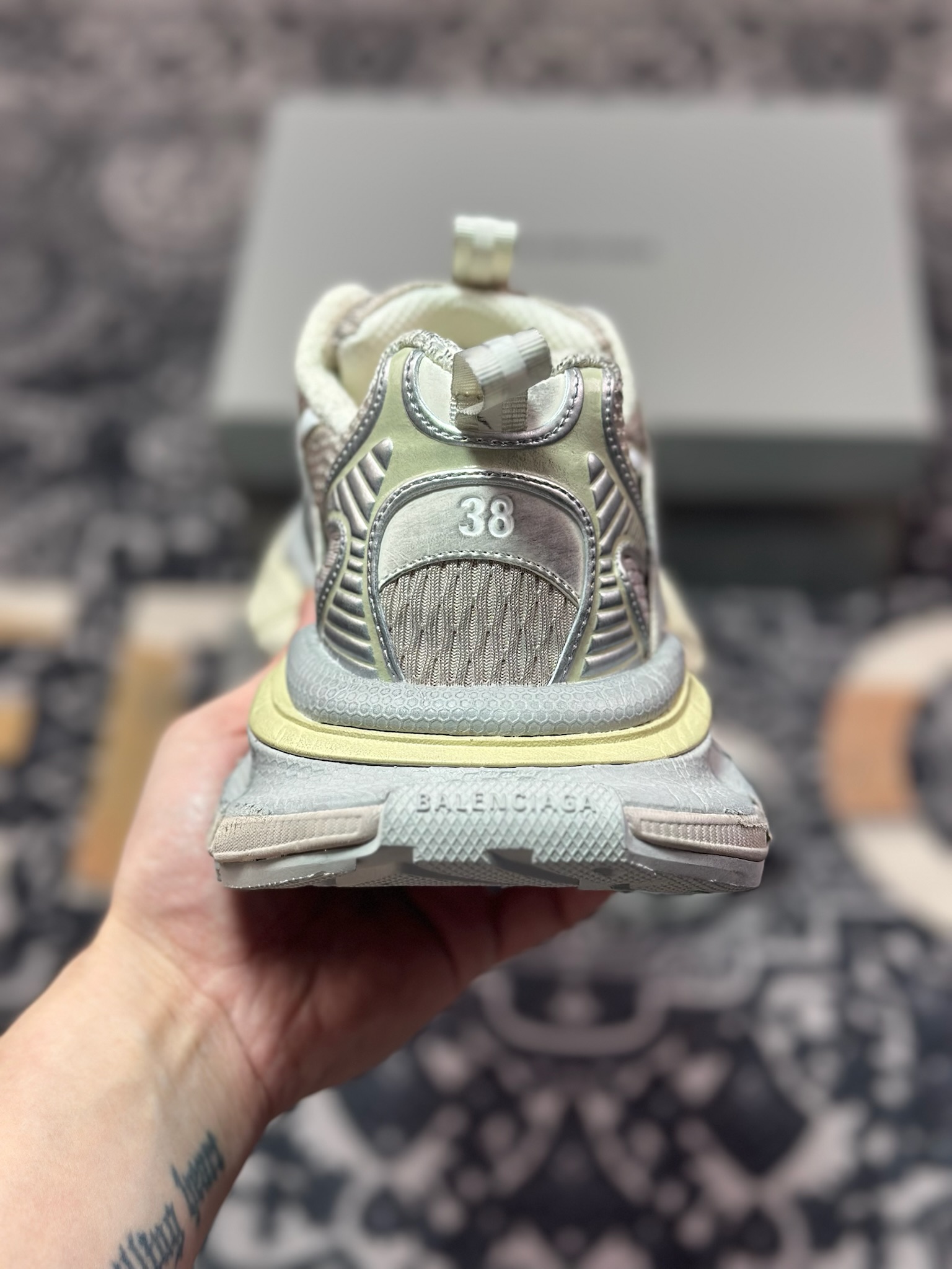D2480  巴黎世家BALENCIAGA 3XL Sneakers 3+系列低帮复古阔型慢跑鞋“灰银米白做旧木乃伊绑绳”825599  W3XCH 9191