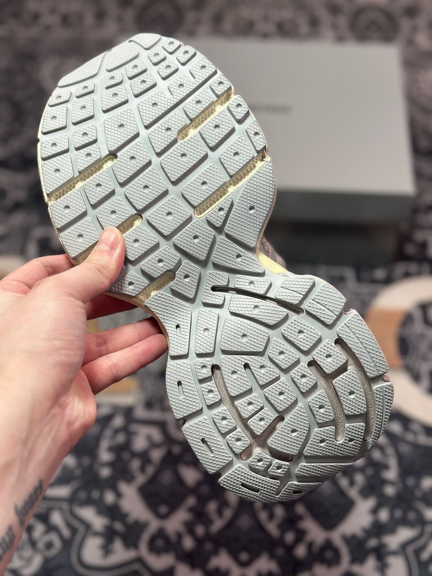 D2480  巴黎世家BALENCIAGA 3XL Sneakers 3+系列低帮复古阔型慢跑鞋“灰银米白做旧木乃伊绑绳”825599  W3XCH 9191