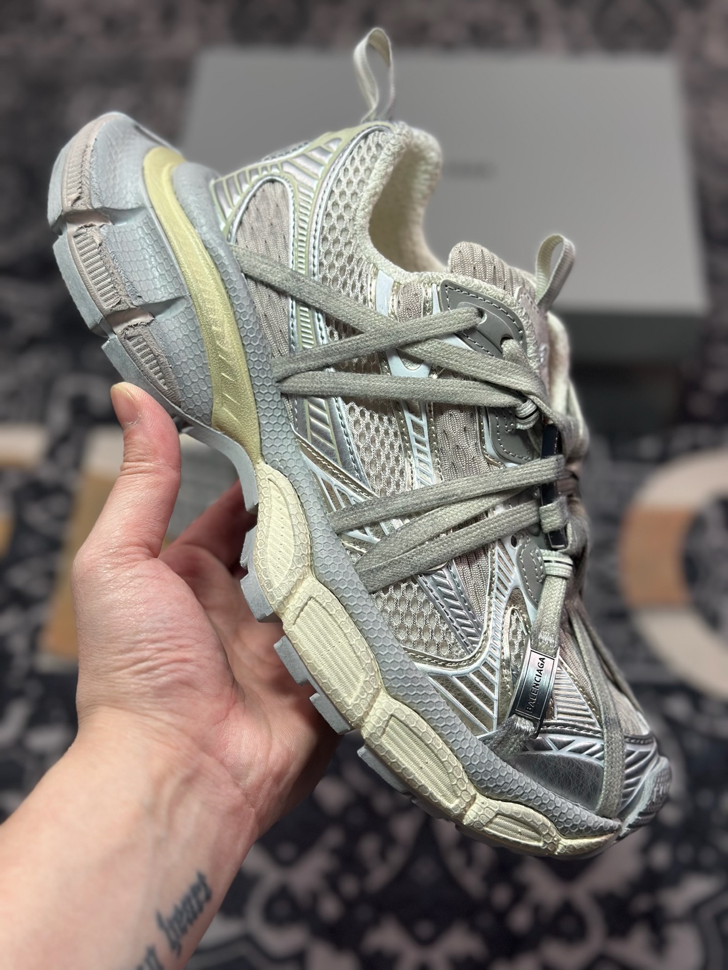 D2480  巴黎世家BALENCIAGA 3XL Sneakers 3+系列低帮复古阔型慢跑鞋“灰银米白做旧木乃伊绑绳”825599  W3XCH 9191