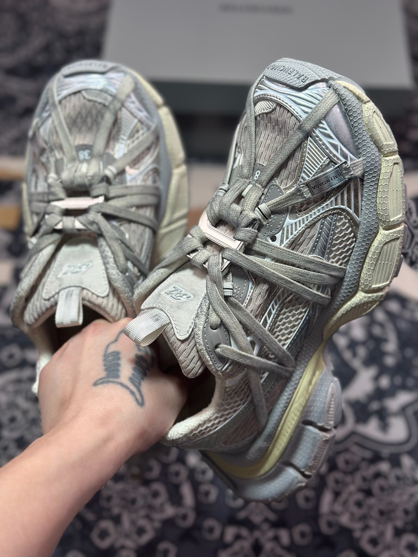 D2480  巴黎世家BALENCIAGA 3XL Sneakers 3+系列低帮复古阔型慢跑鞋“灰银米白做旧木乃伊绑绳”825599  W3XCH 9191