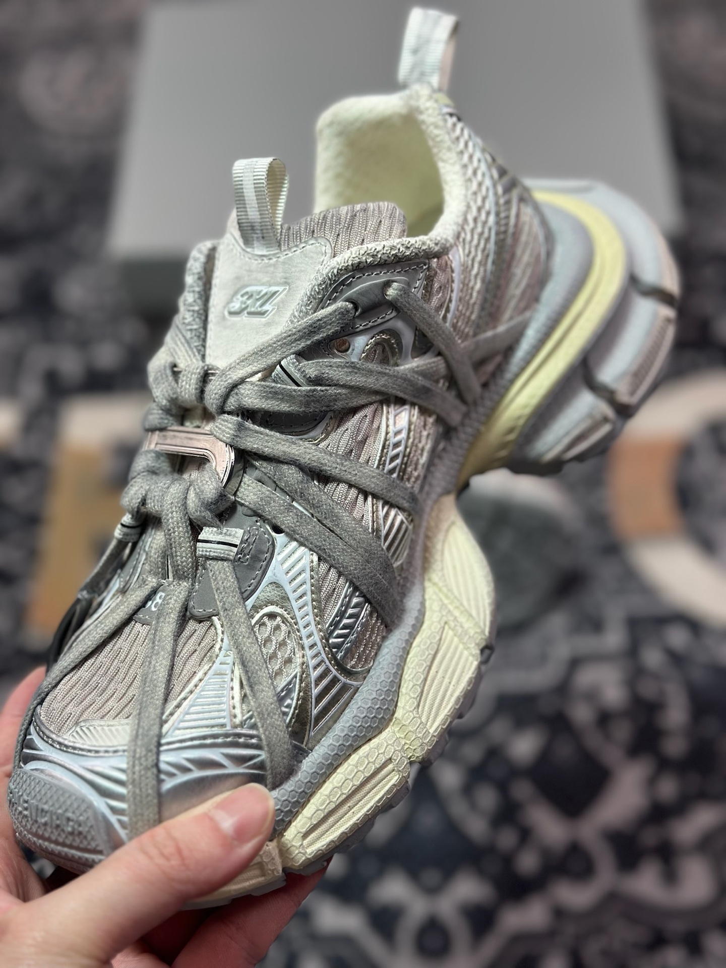 D2480  巴黎世家BALENCIAGA 3XL Sneakers 3+系列低帮复古阔型慢跑鞋“灰银米白做旧木乃伊绑绳”825599  W3XCH 9191
