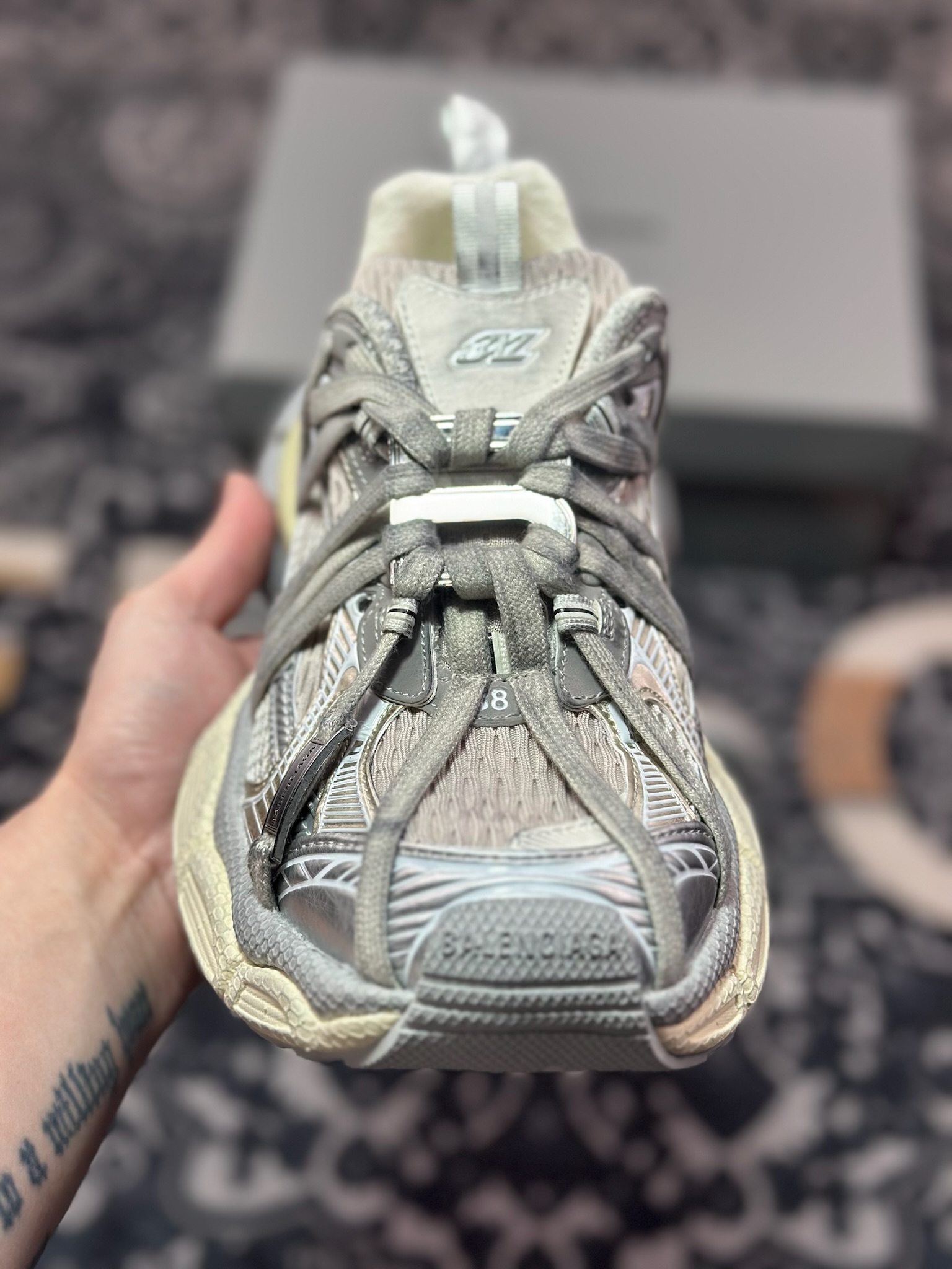 D2480  巴黎世家BALENCIAGA 3XL Sneakers 3+系列低帮复古阔型慢跑鞋“灰银米白做旧木乃伊绑绳”825599  W3XCH 9191