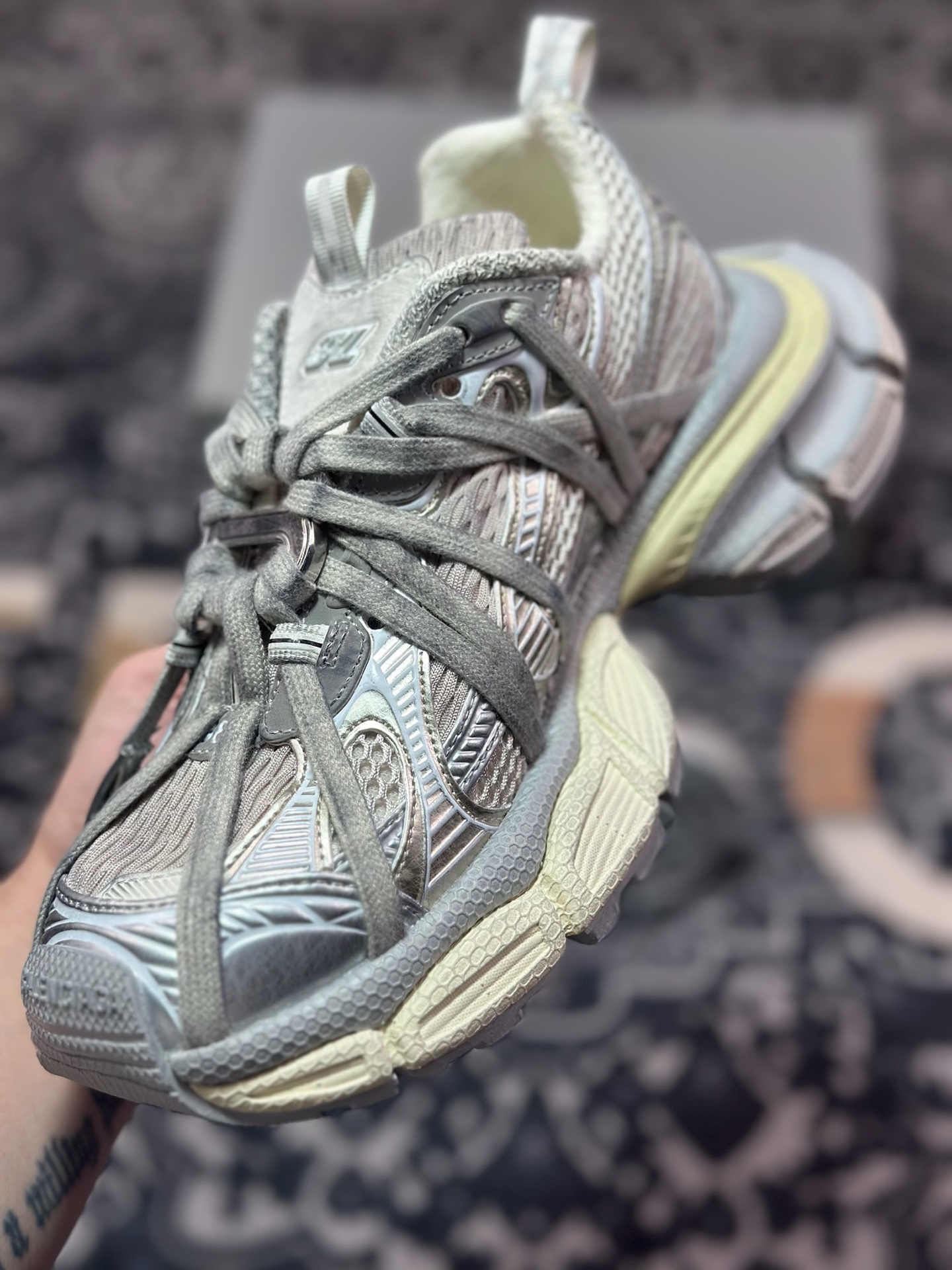 D2480  巴黎世家BALENCIAGA 3XL Sneakers 3+系列低帮复古阔型慢跑鞋“灰银米白做旧木乃伊绑绳”825599  W3XCH 9191