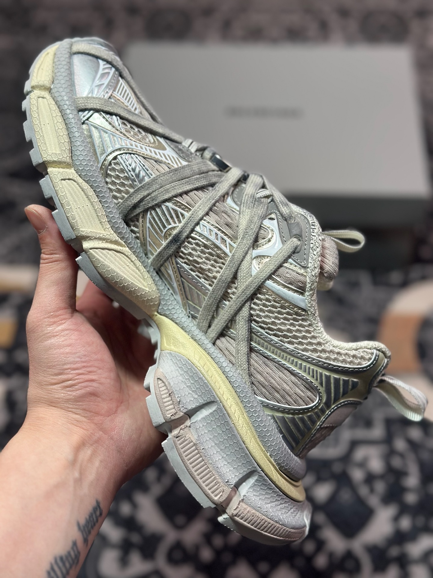 D2480  巴黎世家BALENCIAGA 3XL Sneakers 3+系列低帮复古阔型慢跑鞋“灰银米白做旧木乃伊绑绳”825599  W3XCH 9191