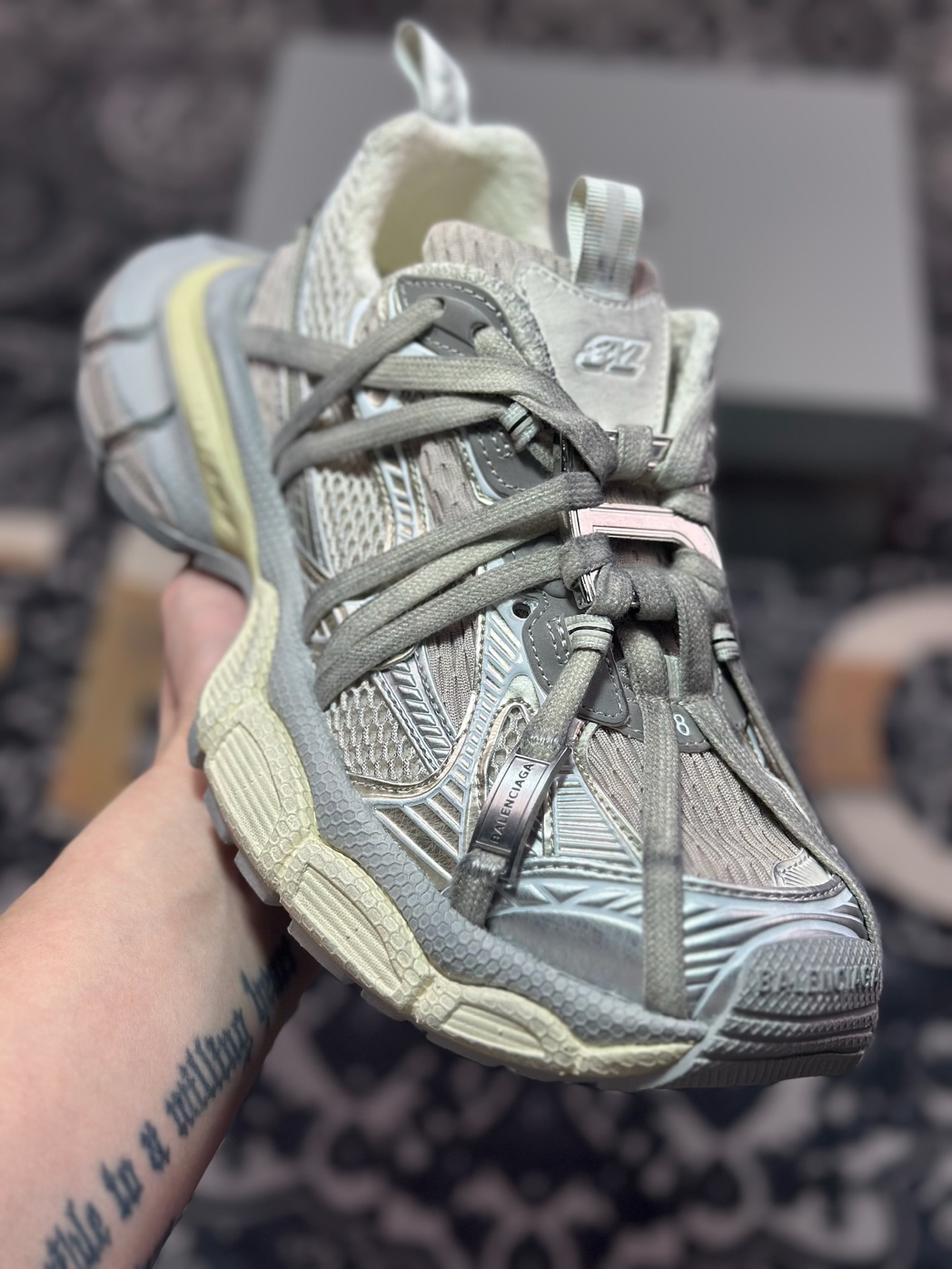 D2480  巴黎世家BALENCIAGA 3XL Sneakers 3+系列低帮复古阔型慢跑鞋“灰银米白做旧木乃伊绑绳”825599  W3XCH 9191