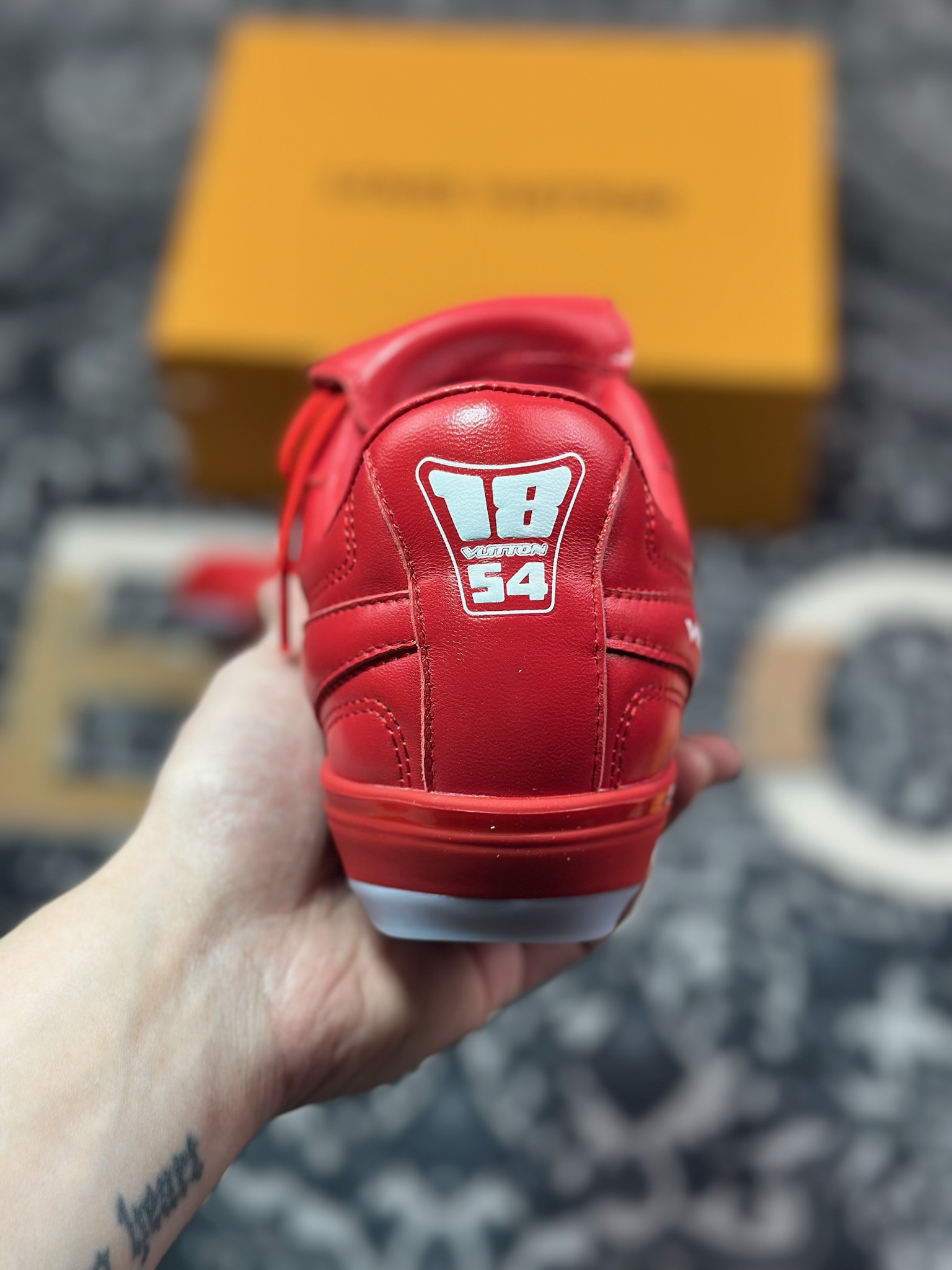 Louis Vuitton Footprint Soccer Sneaker 足球印记系列低帮运动鞋“皮革大红白LV字母” 1AHAI4