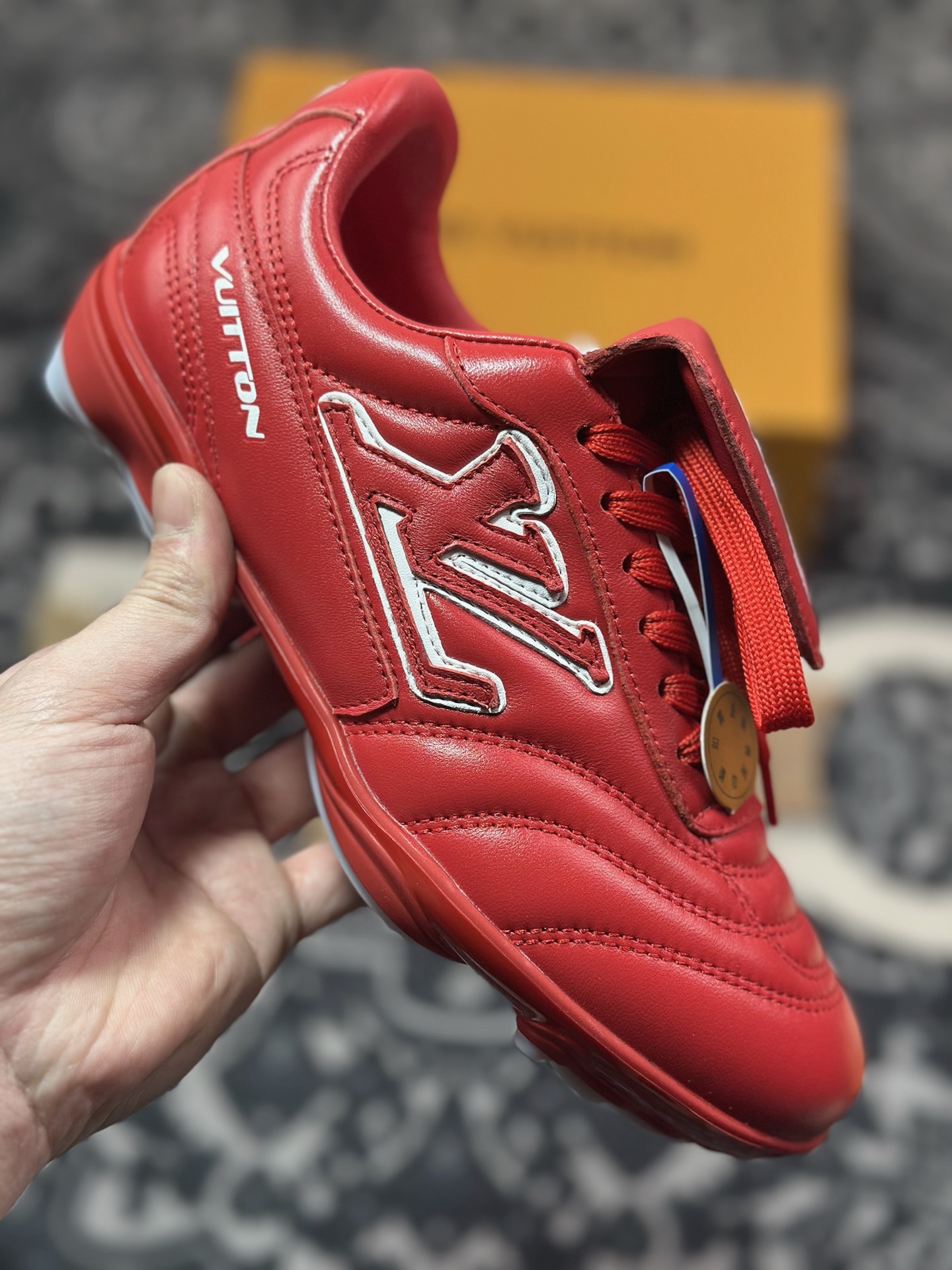 Louis Vuitton Footprint Soccer Sneaker 足球印记系列低帮运动鞋“皮革大红白LV字母” 1AHAI4