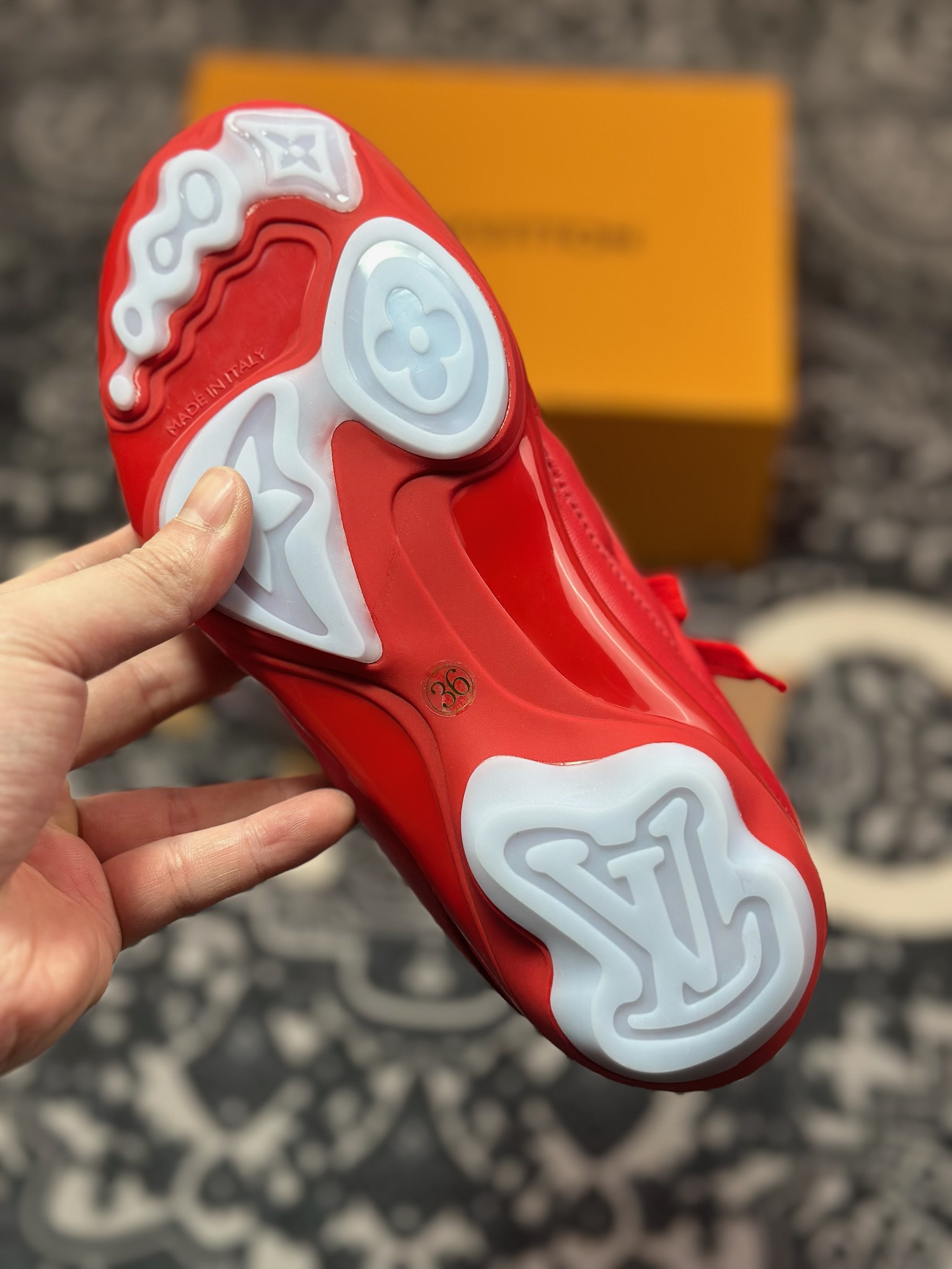 Louis Vuitton Footprint Soccer Sneaker 足球印记系列低帮运动鞋“皮革大红白LV字母” 1AHAI4