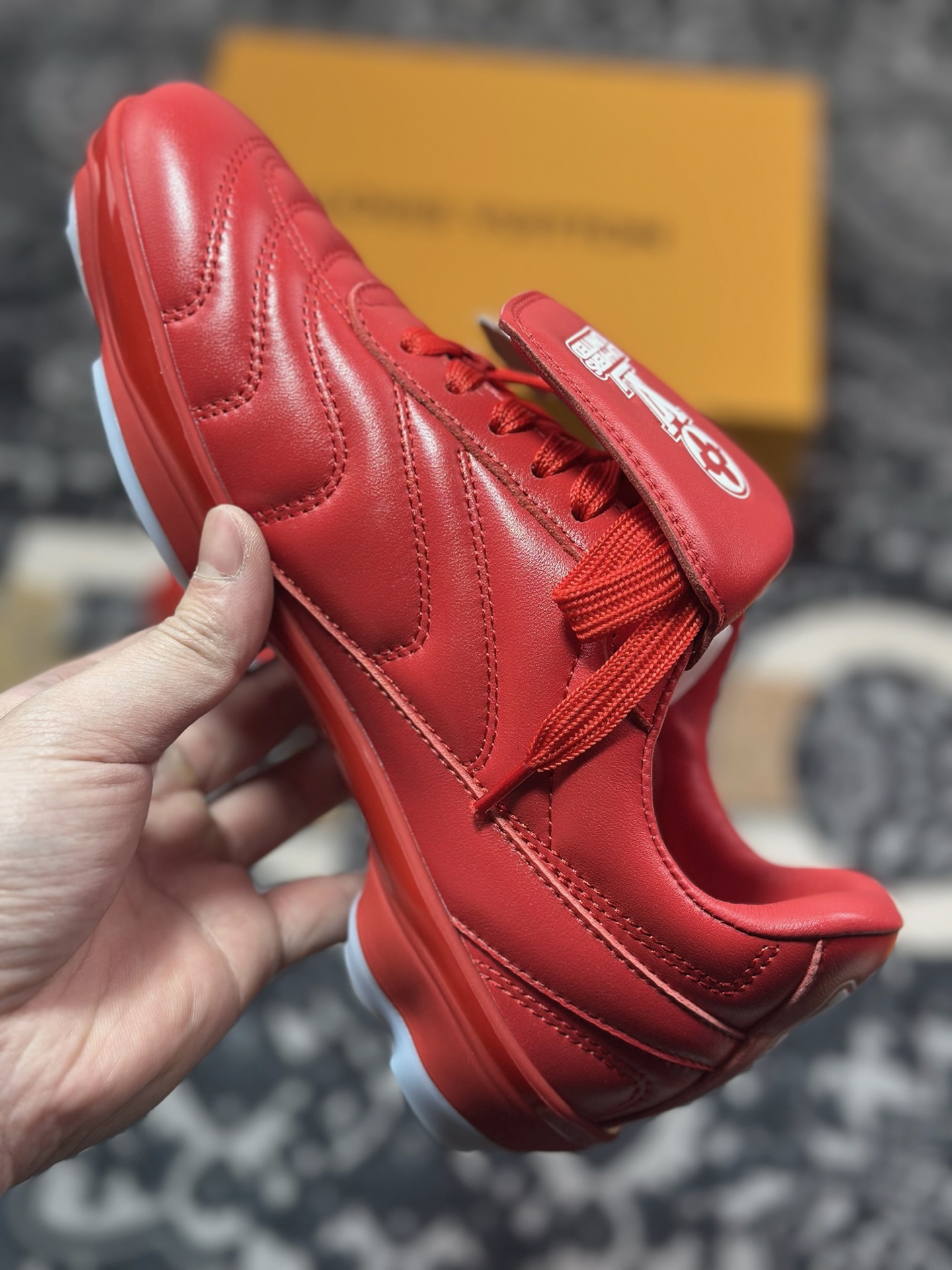 Louis Vuitton Footprint Soccer Sneaker 足球印记系列低帮运动鞋“皮革大红白LV字母” 1AHAI4