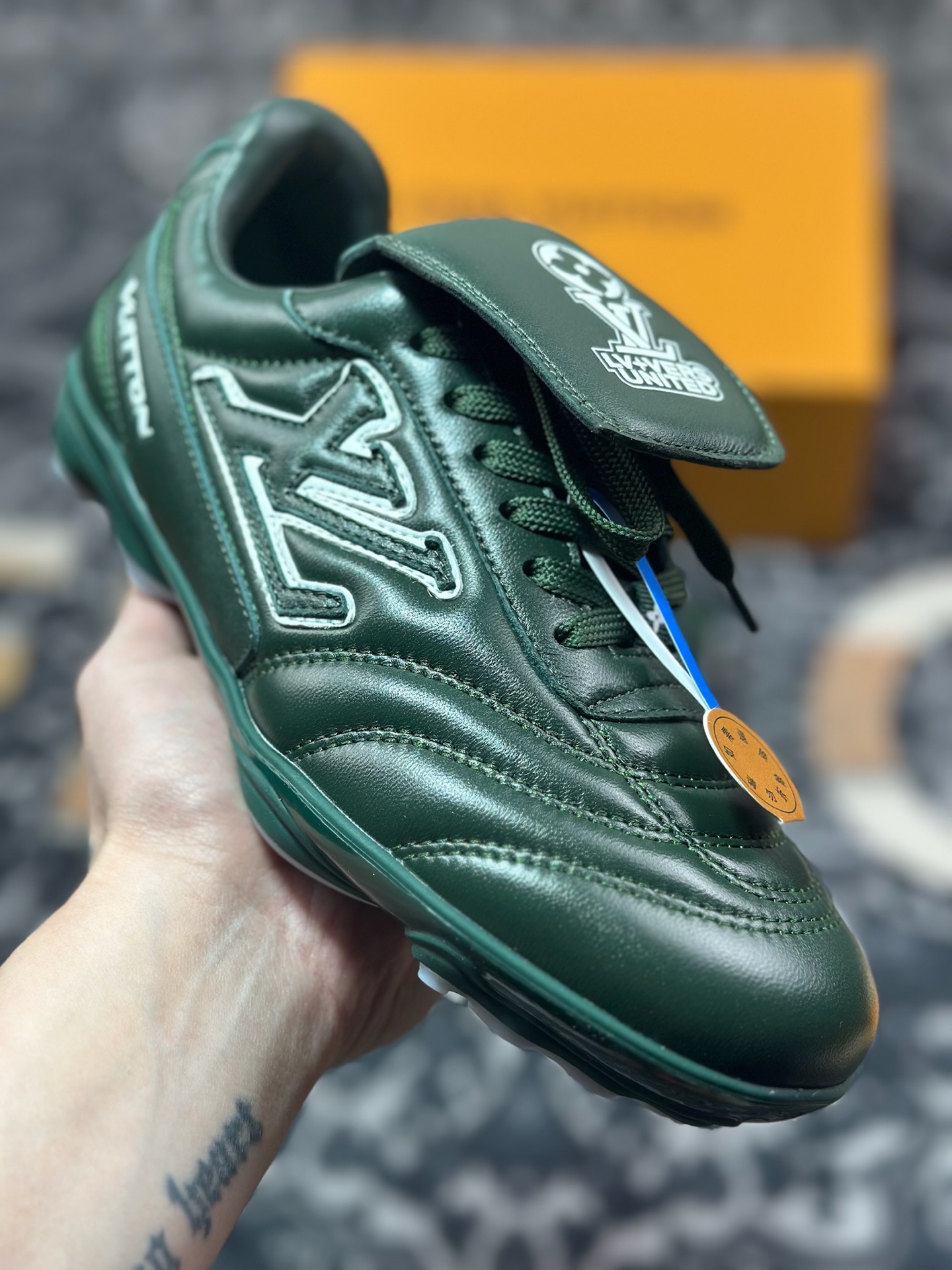 D7550  Louis Vuitton Footprint Soccer Sneaker 足球印记系列低帮百搭休闲运动鞋“皮革深绿白LV字母” 1AHDPS
