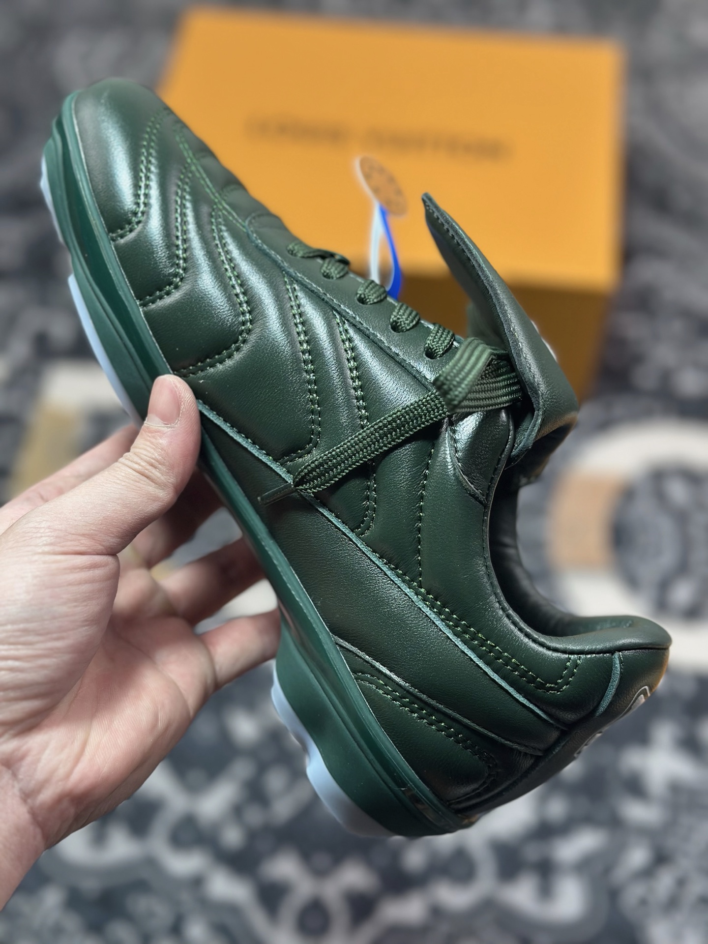 D7550  Louis Vuitton Footprint Soccer Sneaker 足球印记系列低帮百搭休闲运动鞋“皮革深绿白LV字母” 1AHDPS