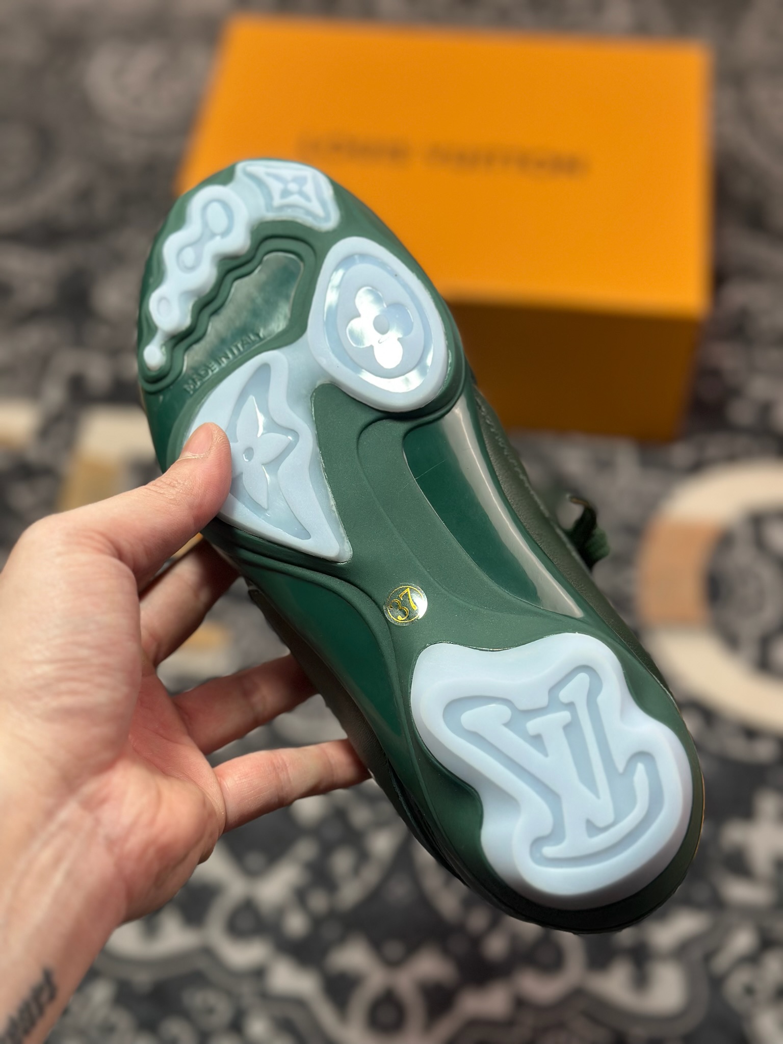D7550  Louis Vuitton Footprint Soccer Sneaker 足球印记系列低帮百搭休闲运动鞋“皮革深绿白LV字母” 1AHDPS