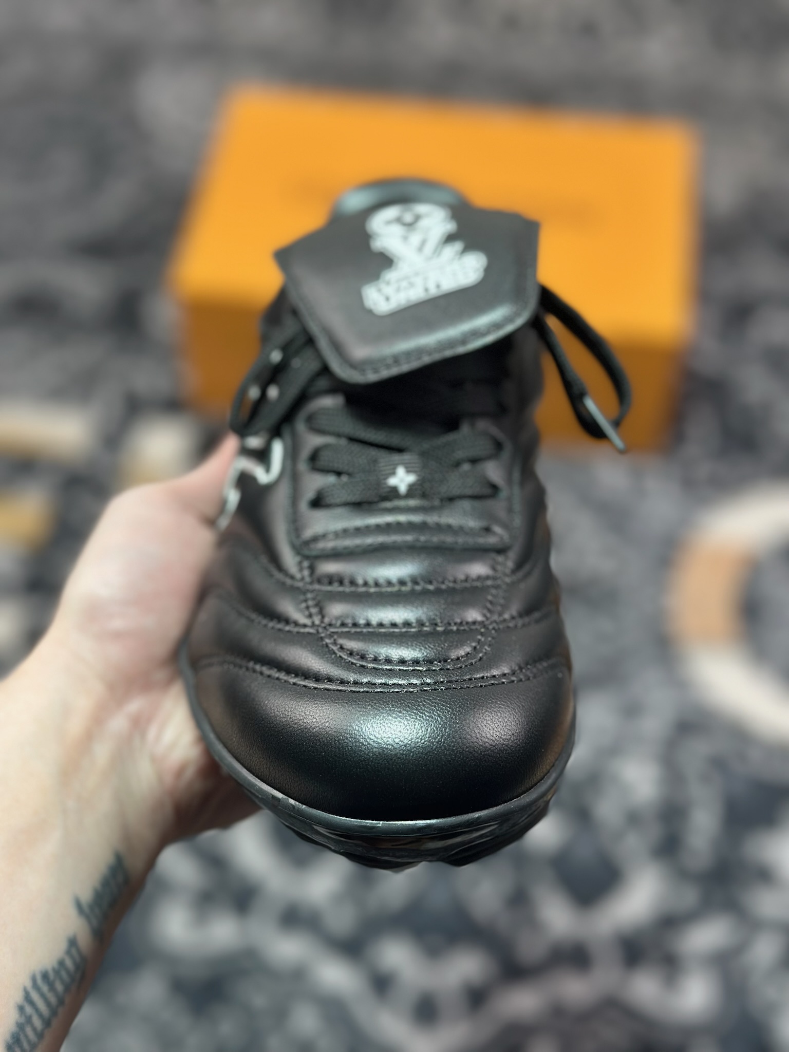 D7550  Louis Vuitton Footprint Soccer Sneaker 足球印记系列低帮百搭休闲运动鞋“皮革黑白LV字母” 1AHAI4