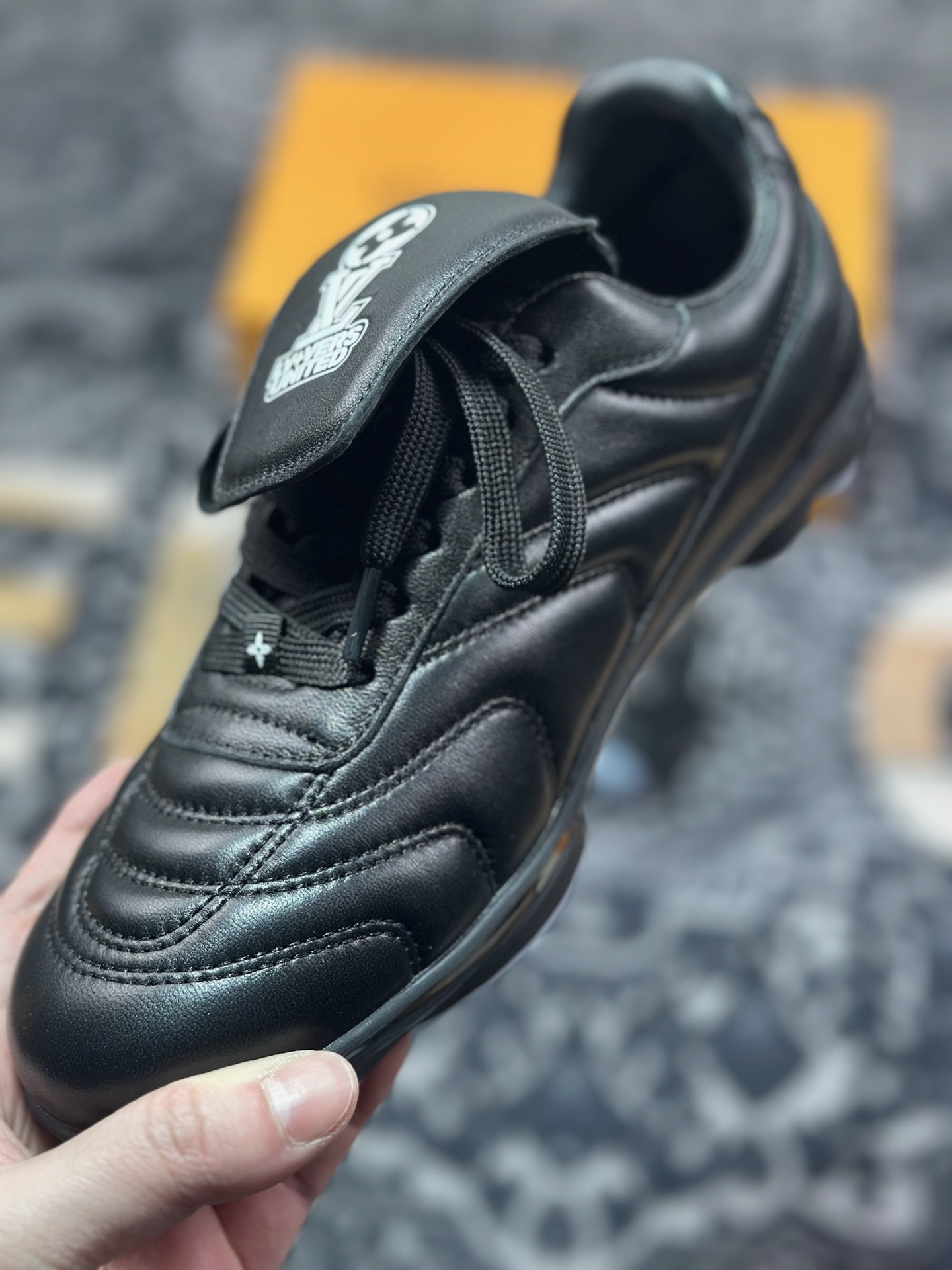 D7550  Louis Vuitton Footprint Soccer Sneaker 足球印记系列低帮百搭休闲运动鞋“皮革黑白LV字母” 1AHAI4