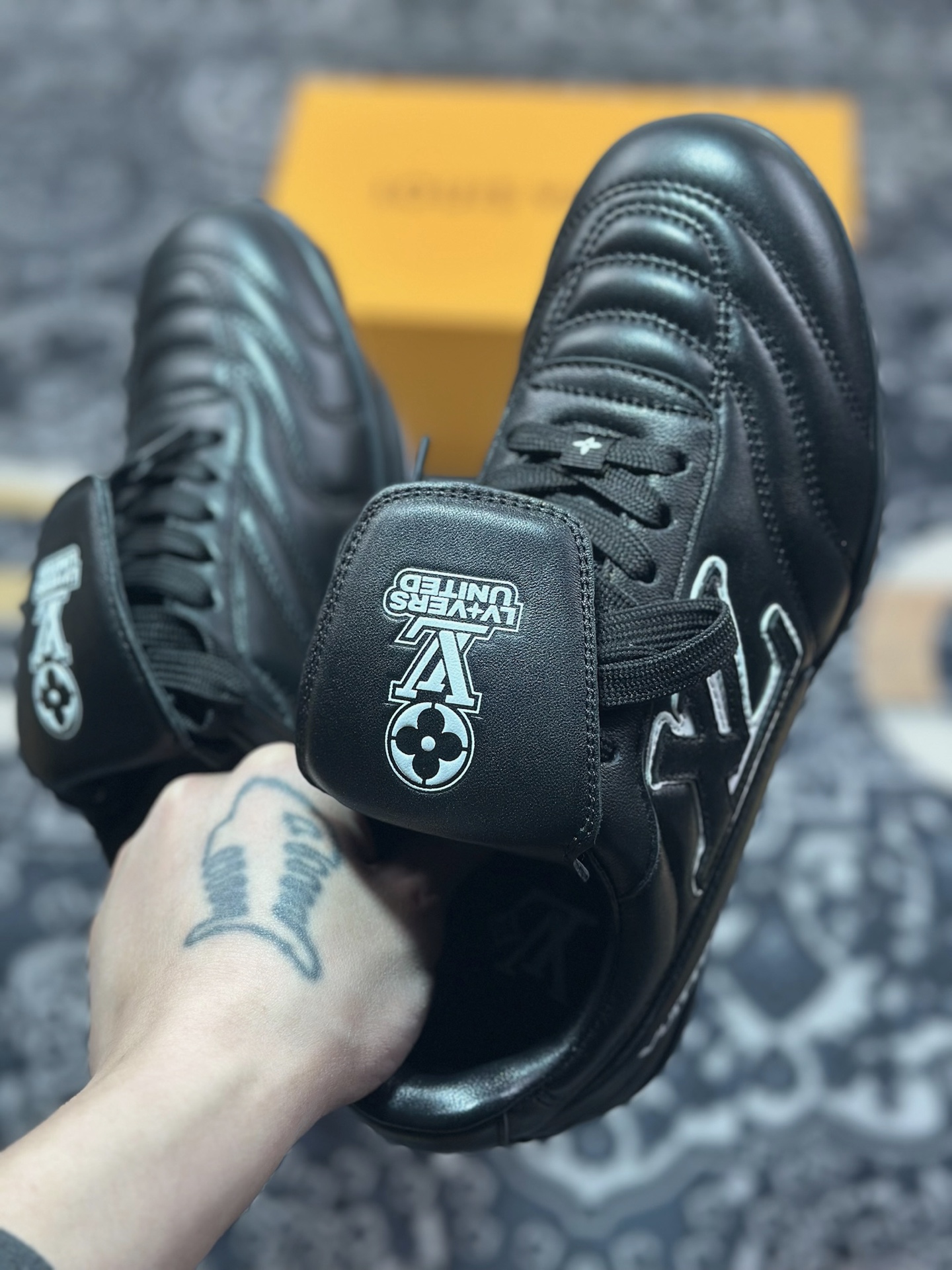D7550  Louis Vuitton Footprint Soccer Sneaker 足球印记系列低帮百搭休闲运动鞋“皮革黑白LV字母” 1AHAI4