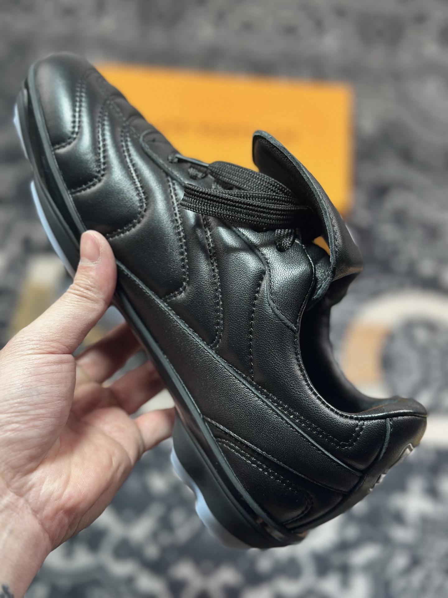 D7550  Louis Vuitton Footprint Soccer Sneaker 足球印记系列低帮百搭休闲运动鞋“皮革黑白LV字母” 1AHAI4