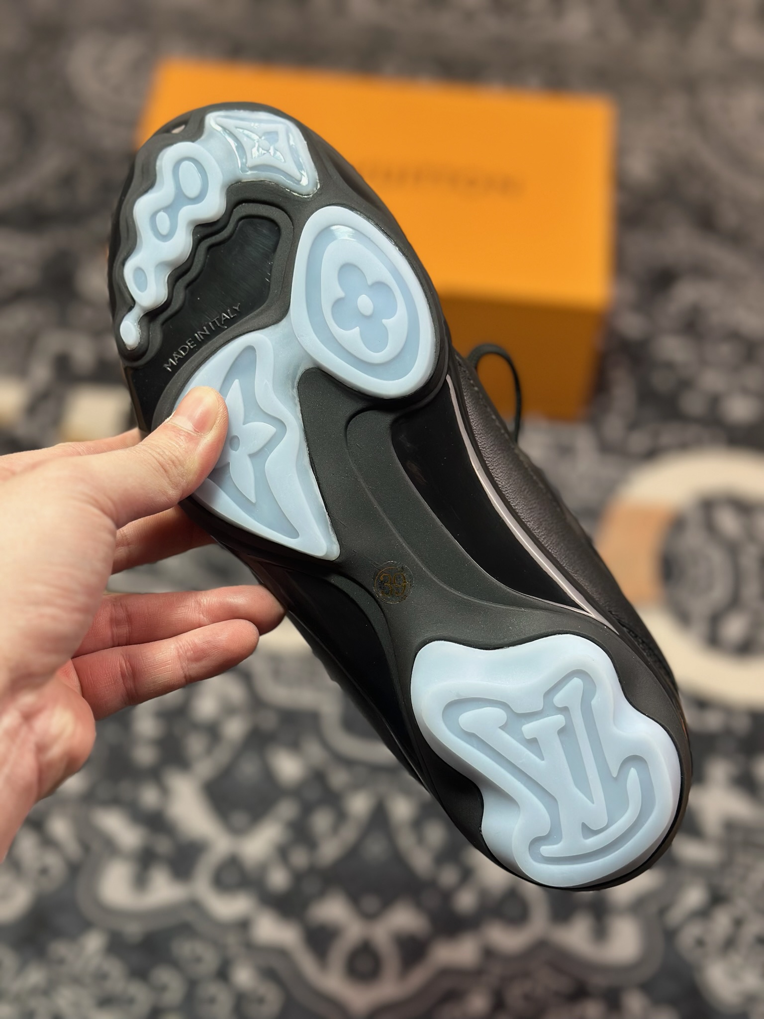 D7550  Louis Vuitton Footprint Soccer Sneaker 足球印记系列低帮百搭休闲运动鞋“皮革黑白LV字母” 1AHAI4