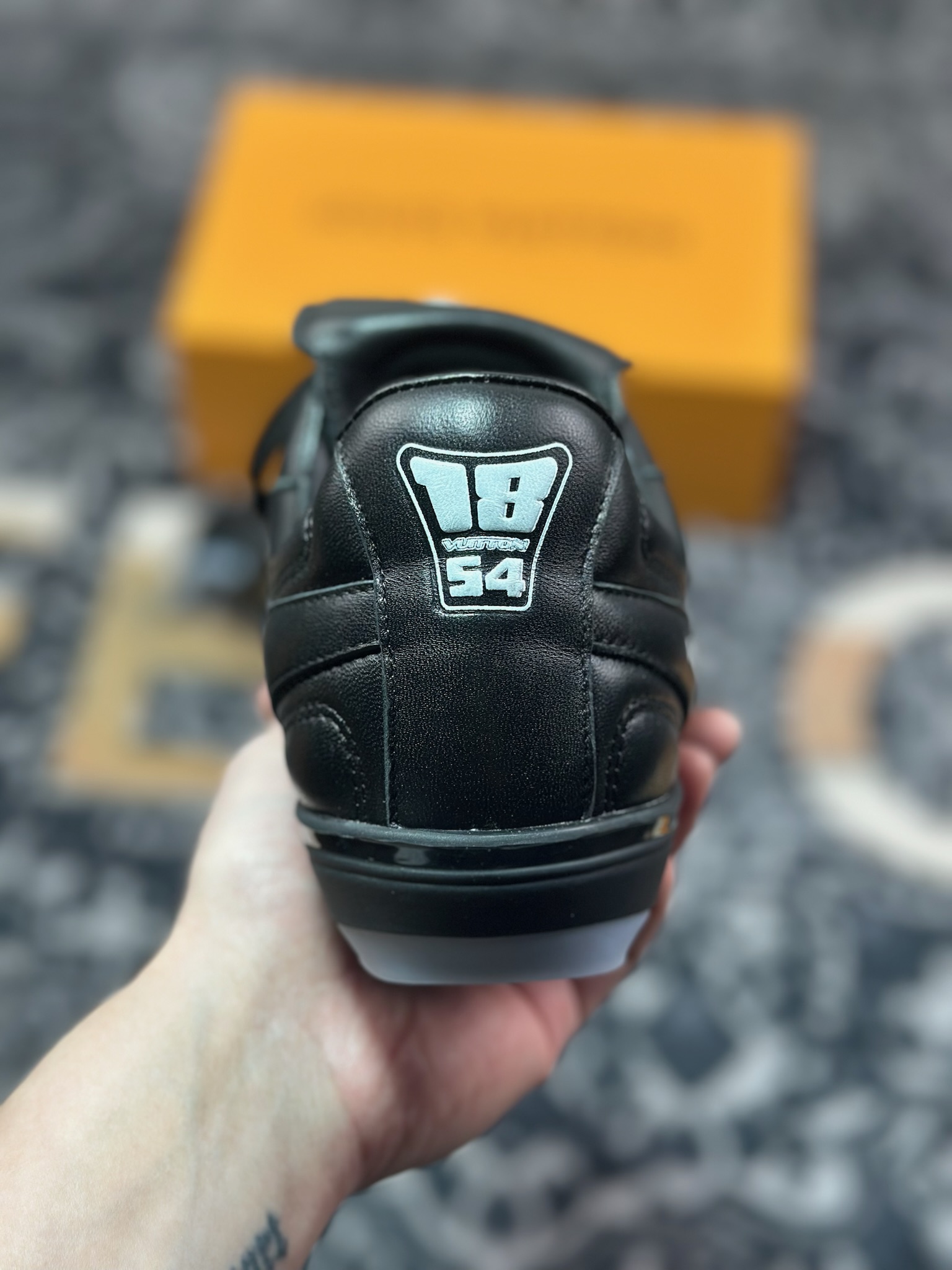 D7550  Louis Vuitton Footprint Soccer Sneaker 足球印记系列低帮百搭休闲运动鞋“皮革黑白LV字母” 1AHAI4