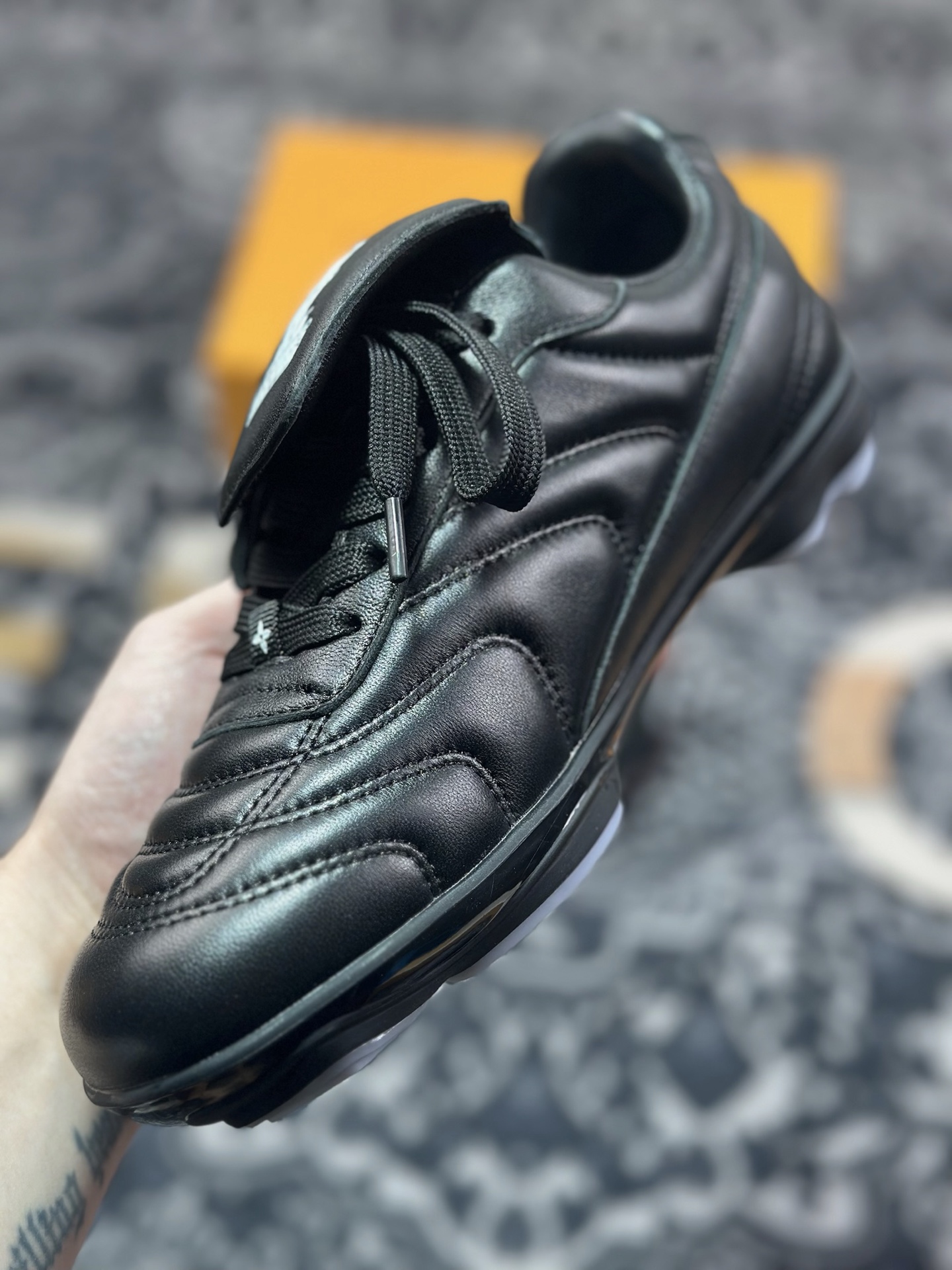 D7550  Louis Vuitton Footprint Soccer Sneaker 足球印记系列低帮百搭休闲运动鞋“皮革黑白LV字母” 1AHAI4