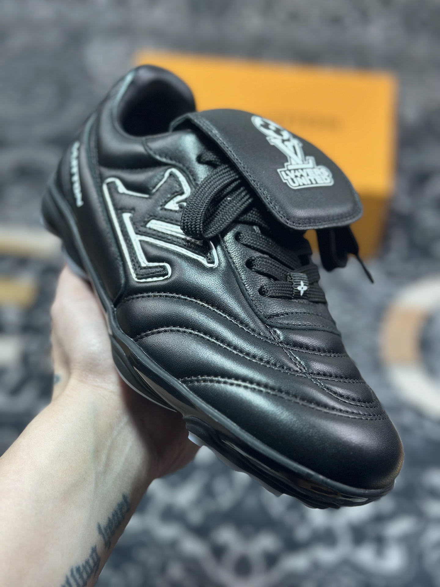 D7550  Louis Vuitton Footprint Soccer Sneaker 足球印记系列低帮百搭休闲运动鞋“皮革黑白LV字母” 1AHAI4