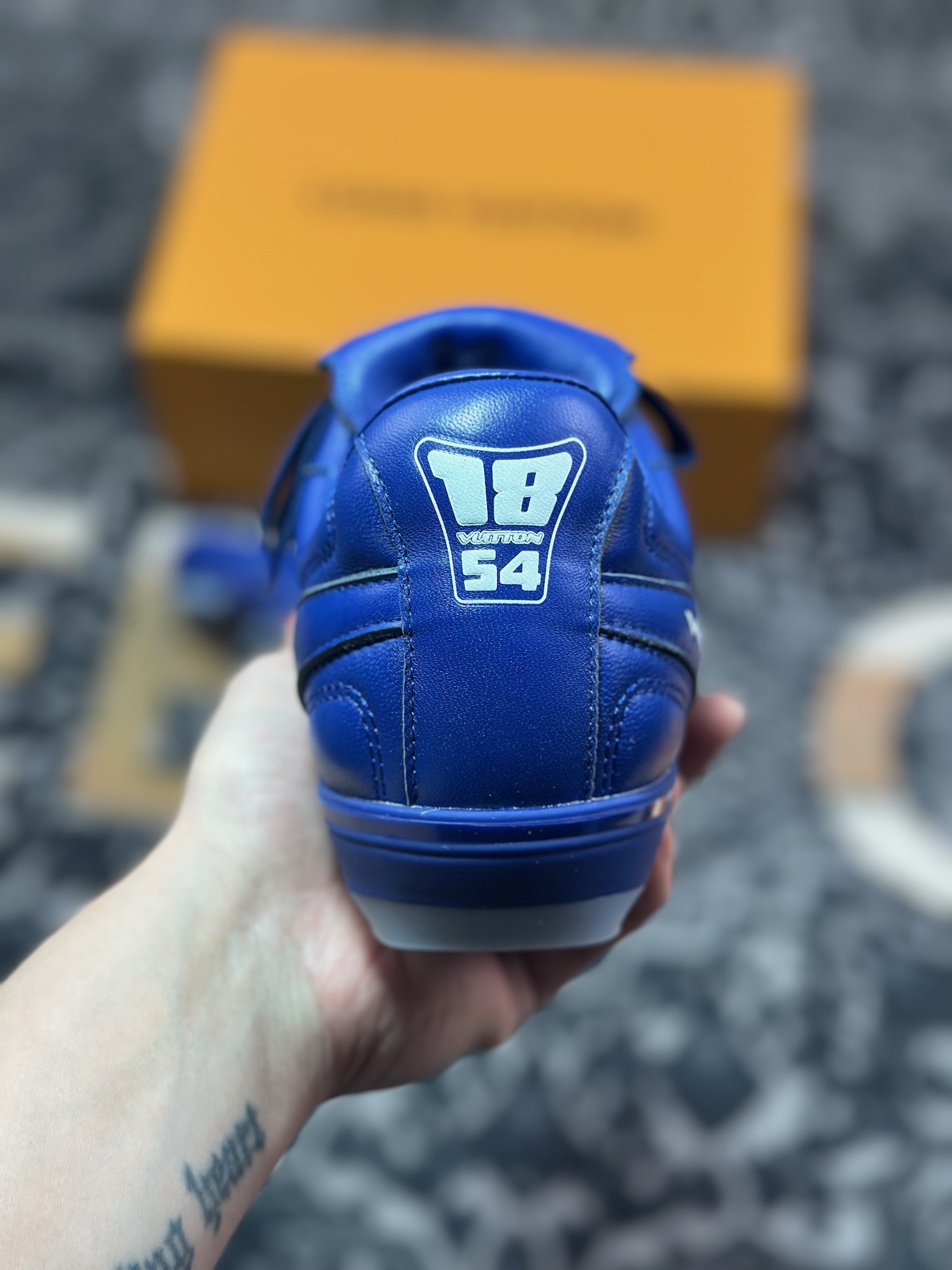D7550  Louis Vuitton Footprint Soccer Sneaker 足球印记系列低帮复古德训运动鞋“皮革皇家蓝白LV字母” 1AHDPB