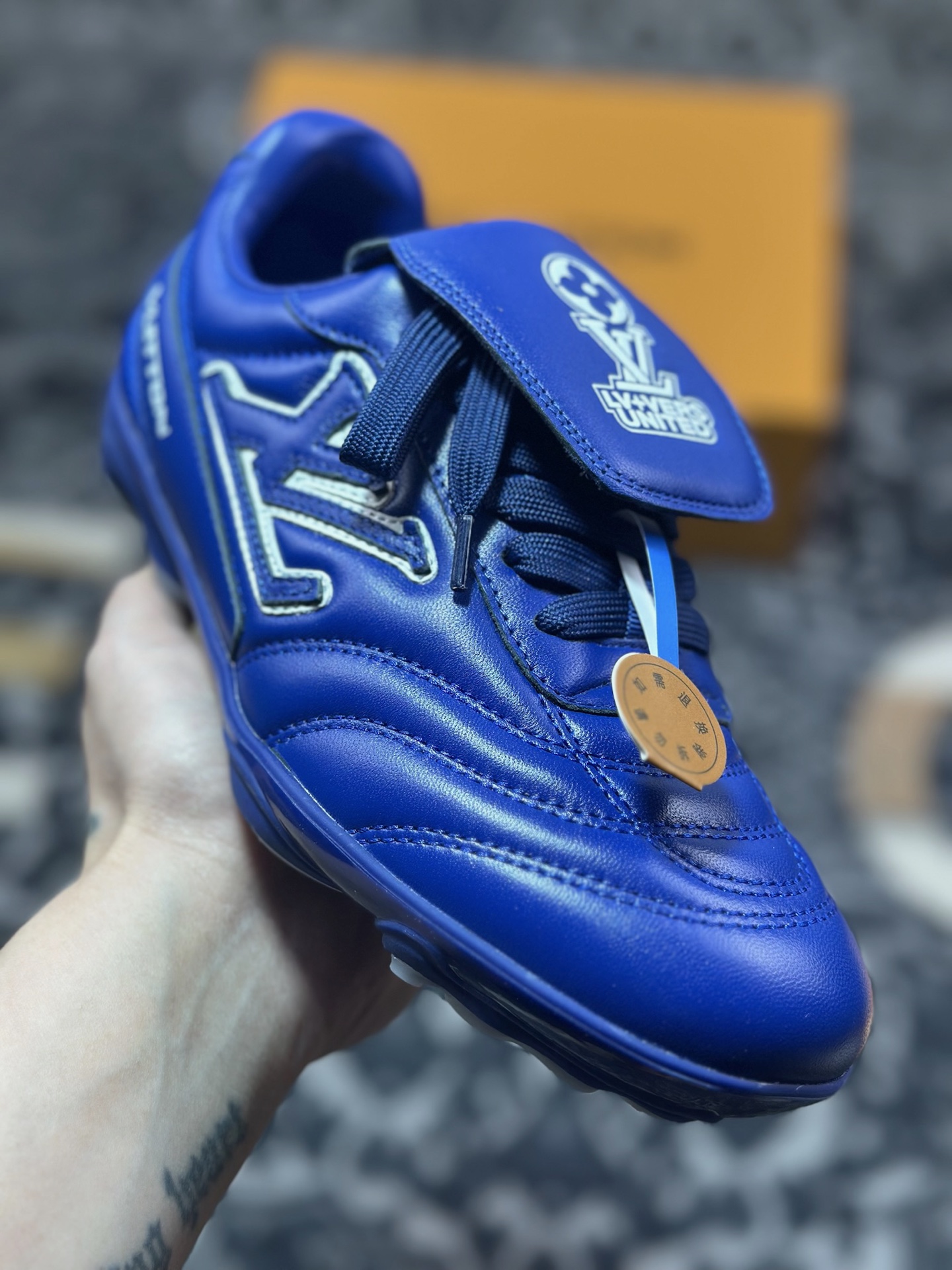 D7550  Louis Vuitton Footprint Soccer Sneaker 足球印记系列低帮复古德训运动鞋“皮革皇家蓝白LV字母” 1AHDPB