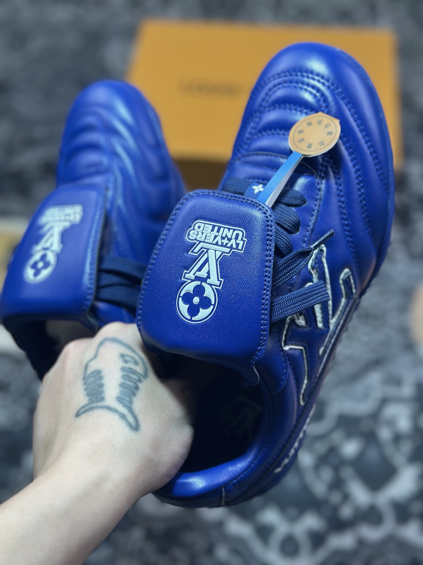 D7550  Louis Vuitton Footprint Soccer Sneaker 足球印记系列低帮复古德训运动鞋“皮革皇家蓝白LV字母” 1AHDPB