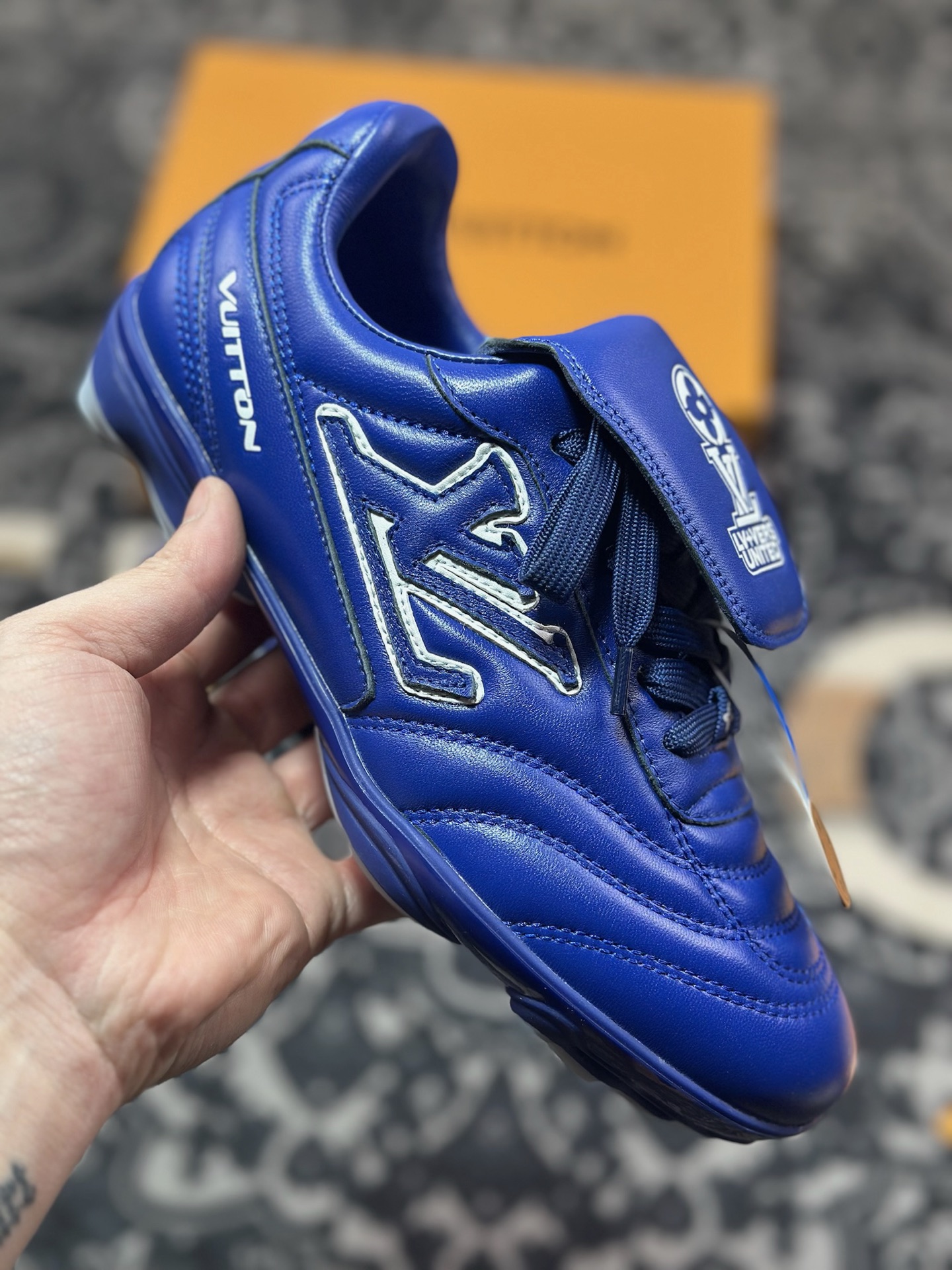 D7550  Louis Vuitton Footprint Soccer Sneaker 足球印记系列低帮复古德训运动鞋“皮革皇家蓝白LV字母” 1AHDPB